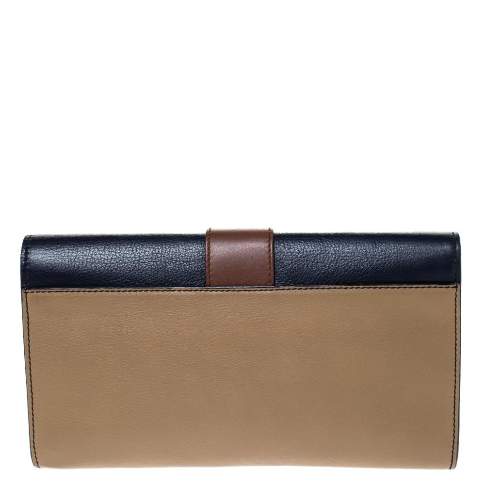 This Ligne Y clutch from Saint Laurent Paris is one creation a fashionista like you must own. It has been wonderfully crafted from leather and it flaunts a mix of shades. It also comes equipped with a front flap that opens to reveal a satin-lined