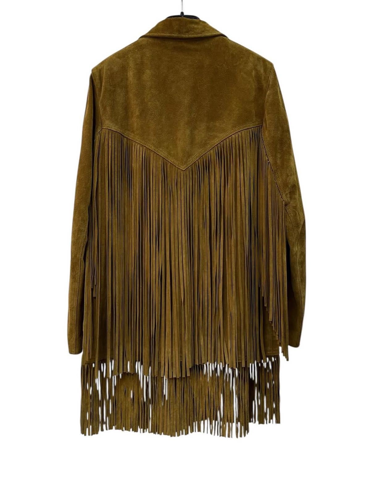 Élevez votre garde-robe avec cette superbe veste en daim de Saint Laurent ! Le ton chaud de la moutarde et la longue frange gracieuse font une déclaration audacieuse. 

La veste présente un col à encoche classique et une silhouette droite flatteuse,