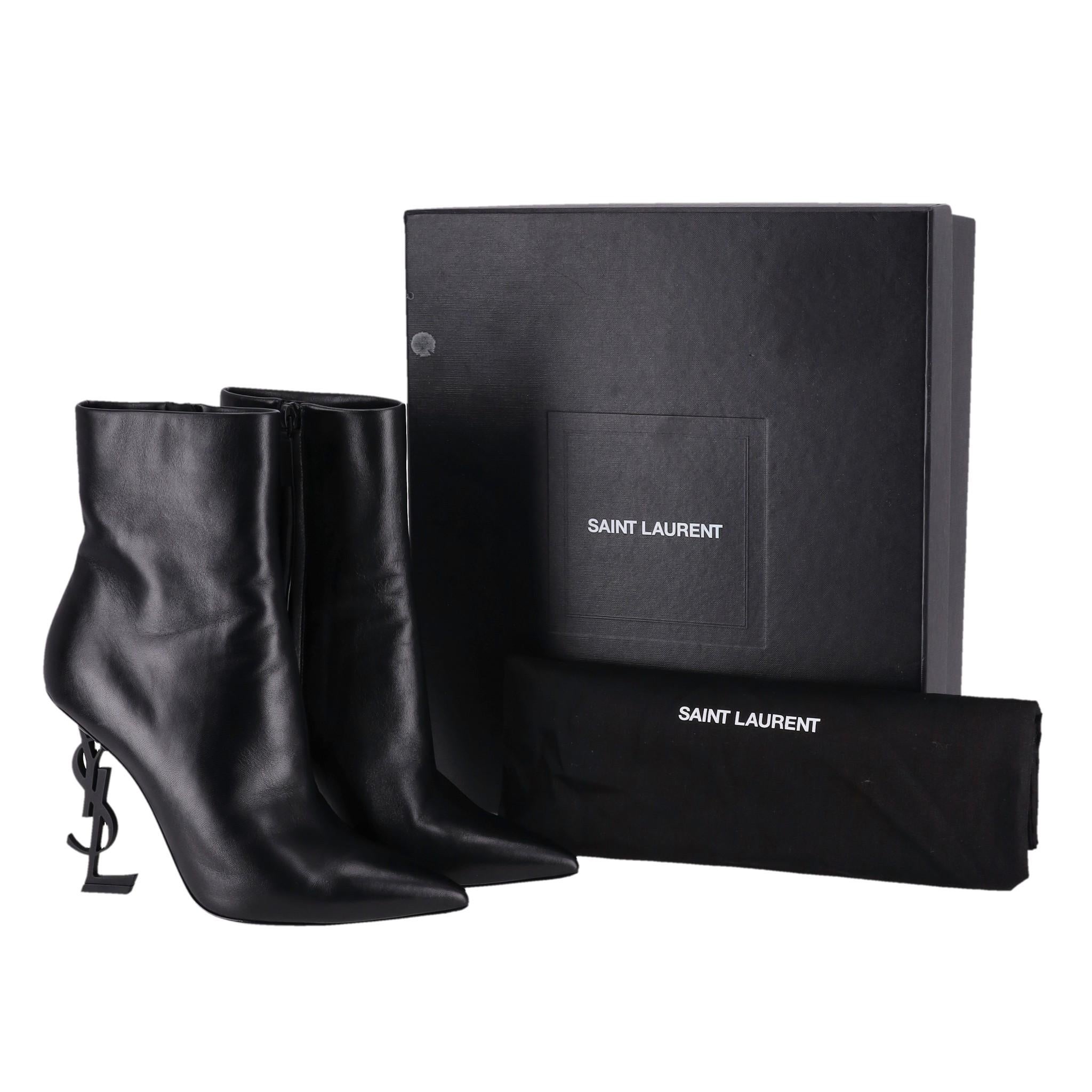 Saint Laurent Nappa Leather Opyum Ankle Boots

Black ankle boots crafted from soft Nappa leather and designed with signature sculpted YSL heel.

Detailed with a pointed toe, side zip fastening and leather soles.

Rrp Approx. £1,400

Size –