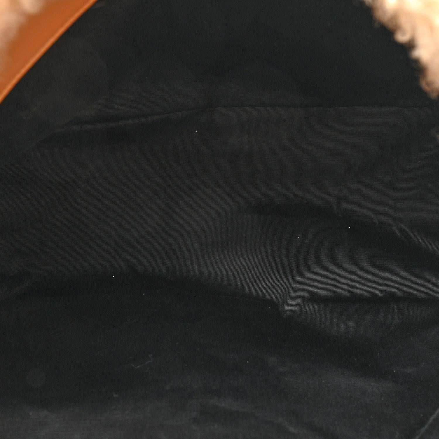 Bolso sobre de piel de oveja natural Saint Laurent en venta 2