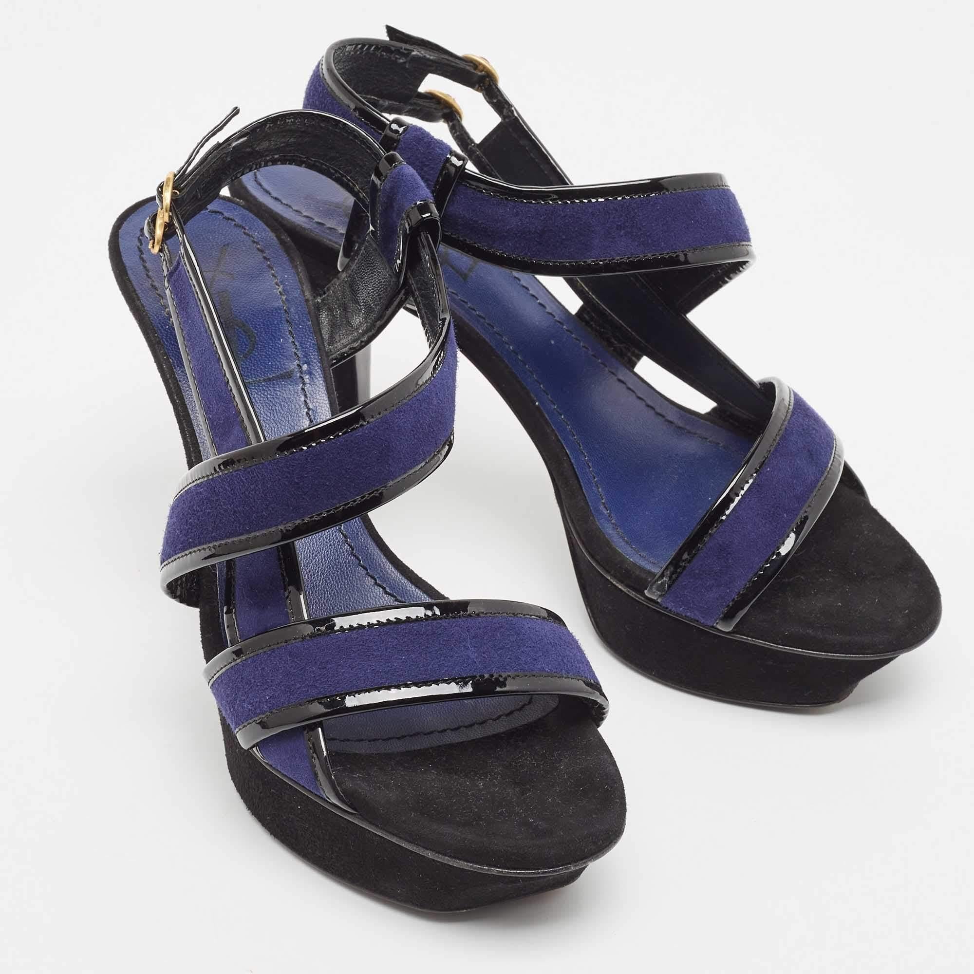 Saint Laurent Sandali con cinturino alla caviglia in pelle verniciata blu navy misura 37,5 In condizioni ottime a Dubai, Al Qouz 2