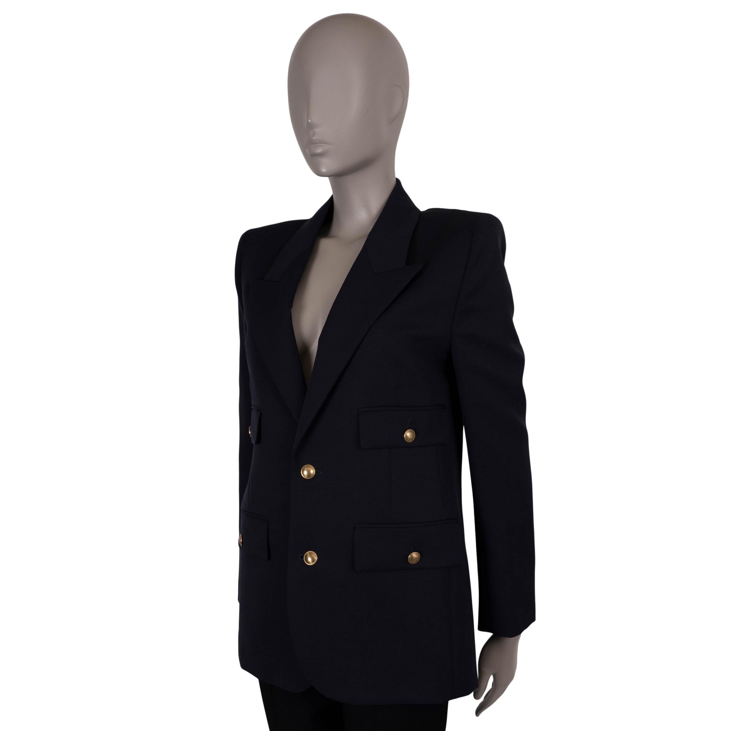 Dieser 100% authentische Saint Laurent Blazer ist aus marineblauer Grain de Poudre Wolle geschneidert, einem raffinierten Anzugstoff mit glattem, mattem Finish und schönem Faltenwurf. Die scharfe Silhouette zeichnet sich durch strukturierte