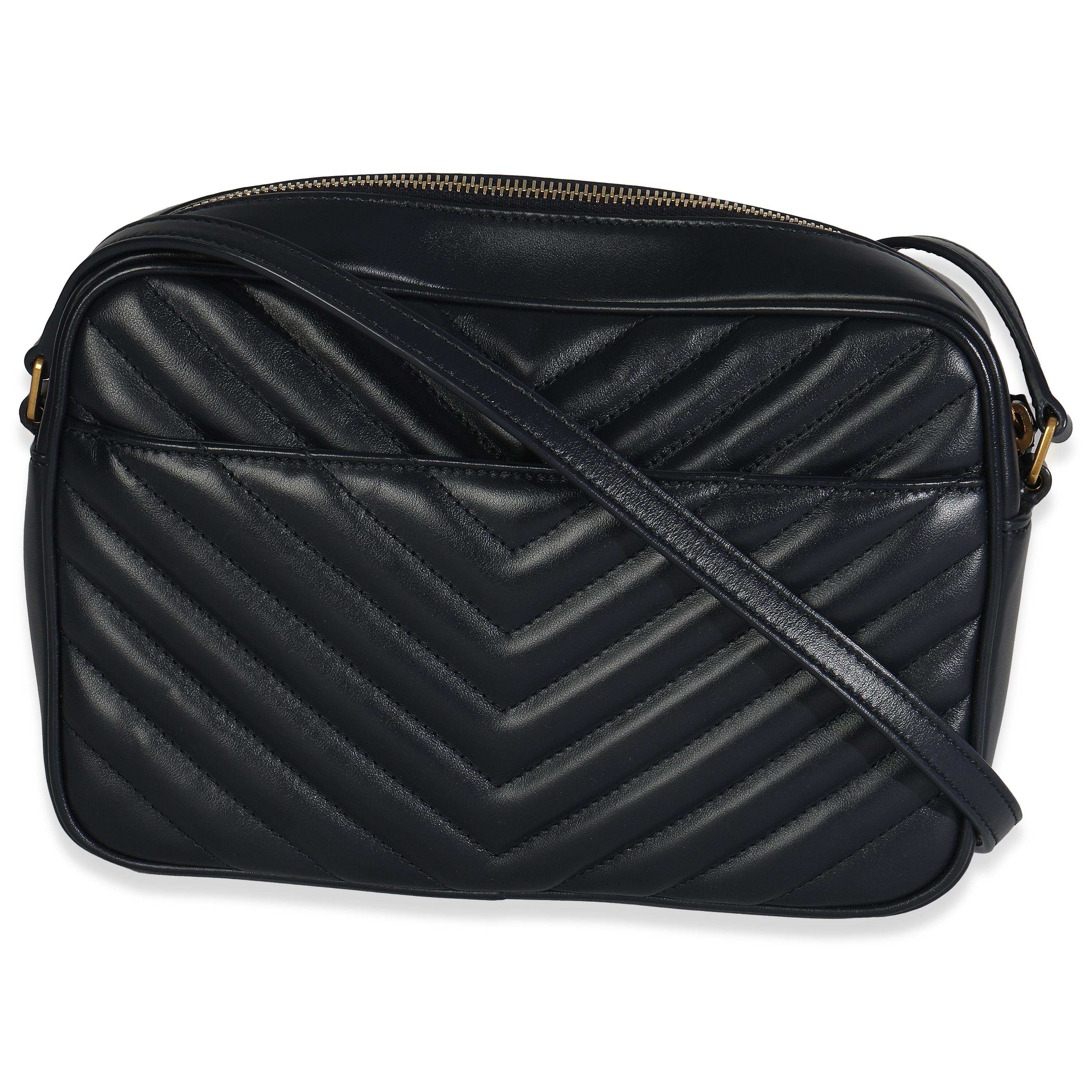 Titre de la liste : Saint Laurent Navy Calfskin Matelasse Monogram Lou Camera Bag
SKU : 147844
MSRP : 1790.00 USD
Condit : Usagé 
Description de l'état : Nommé d'après Loulou de la Falaise, le sac Loulou de Saint Laurent est une ode à l'une des plus