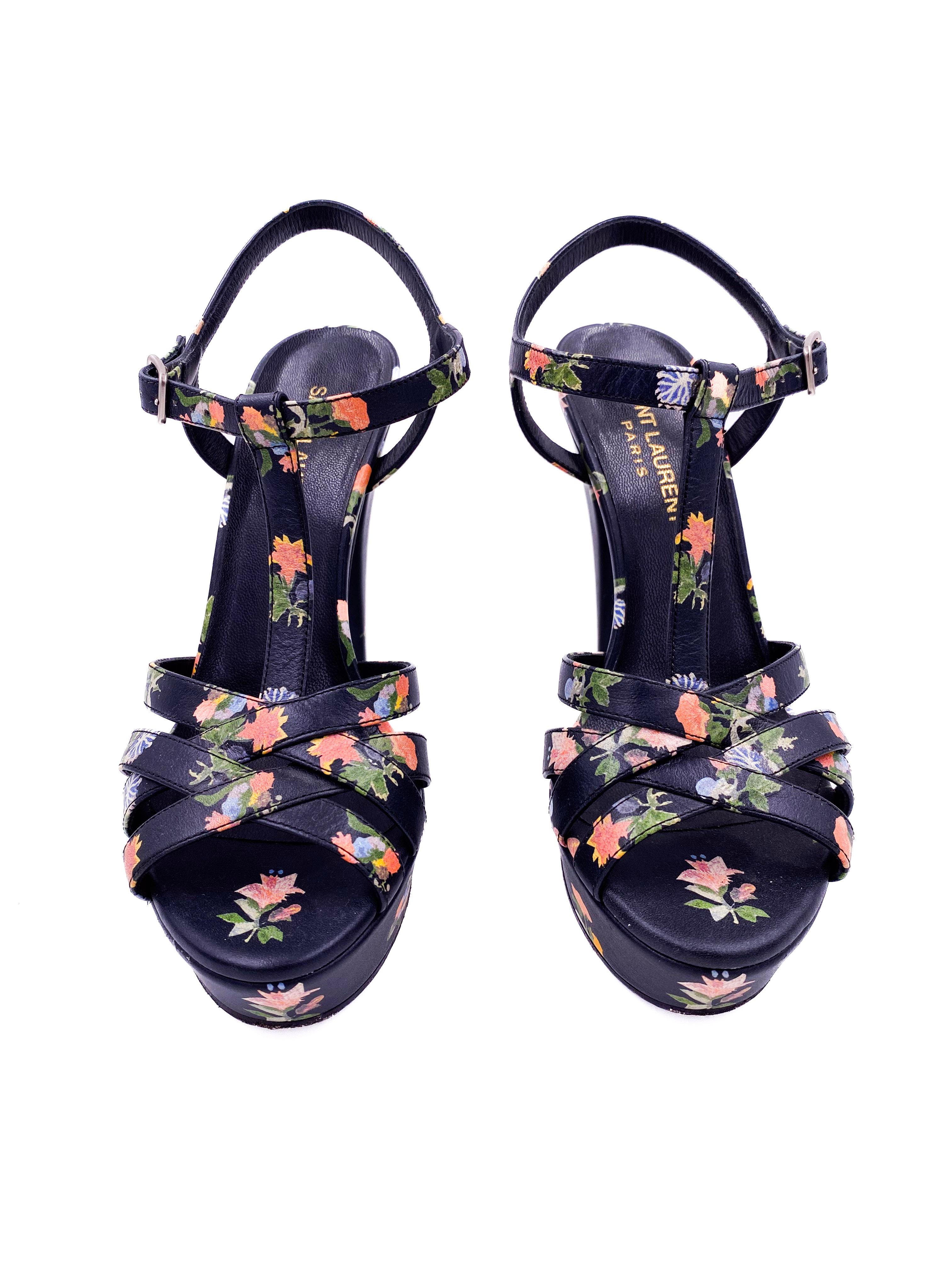 Sfoggia uno stile che si fa notare con queste zeppe open toe floreali di Saint Laurent. Realizzate in pelle di lusso, presentano dettagli a strappo e un'audace stampa floreale per un look di alta moda. Il plateau aggiunge altezza e comfort,