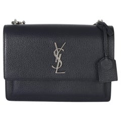 Saint Laurent – Mittelgroße „Monogram Sunset“-Tasche aus genarbtem Kalbsleder in Marineblau