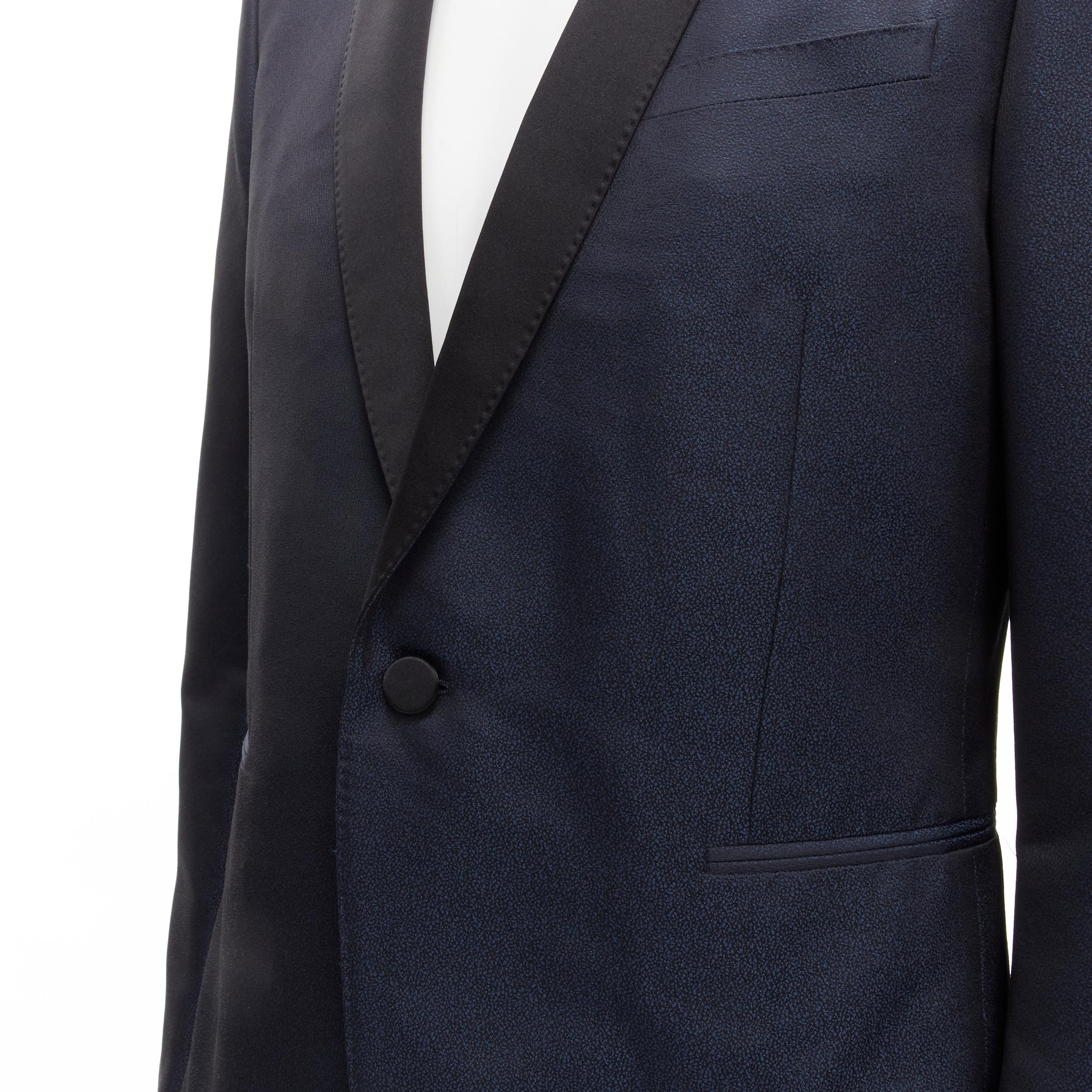SAINT LAURENT Marineblauer Smoking-Blazer aus strukturiertem Satin mit Metallic-Textur EU50 L
Referenz: YNWG/A00092
Marke: Saint Laurent
MATERIAL: Polyester
Farbe: Marineblau, Schwarz
Muster: Solide
Verschluss: Knopf
Auskleidung:  Seide
Zusätzliche