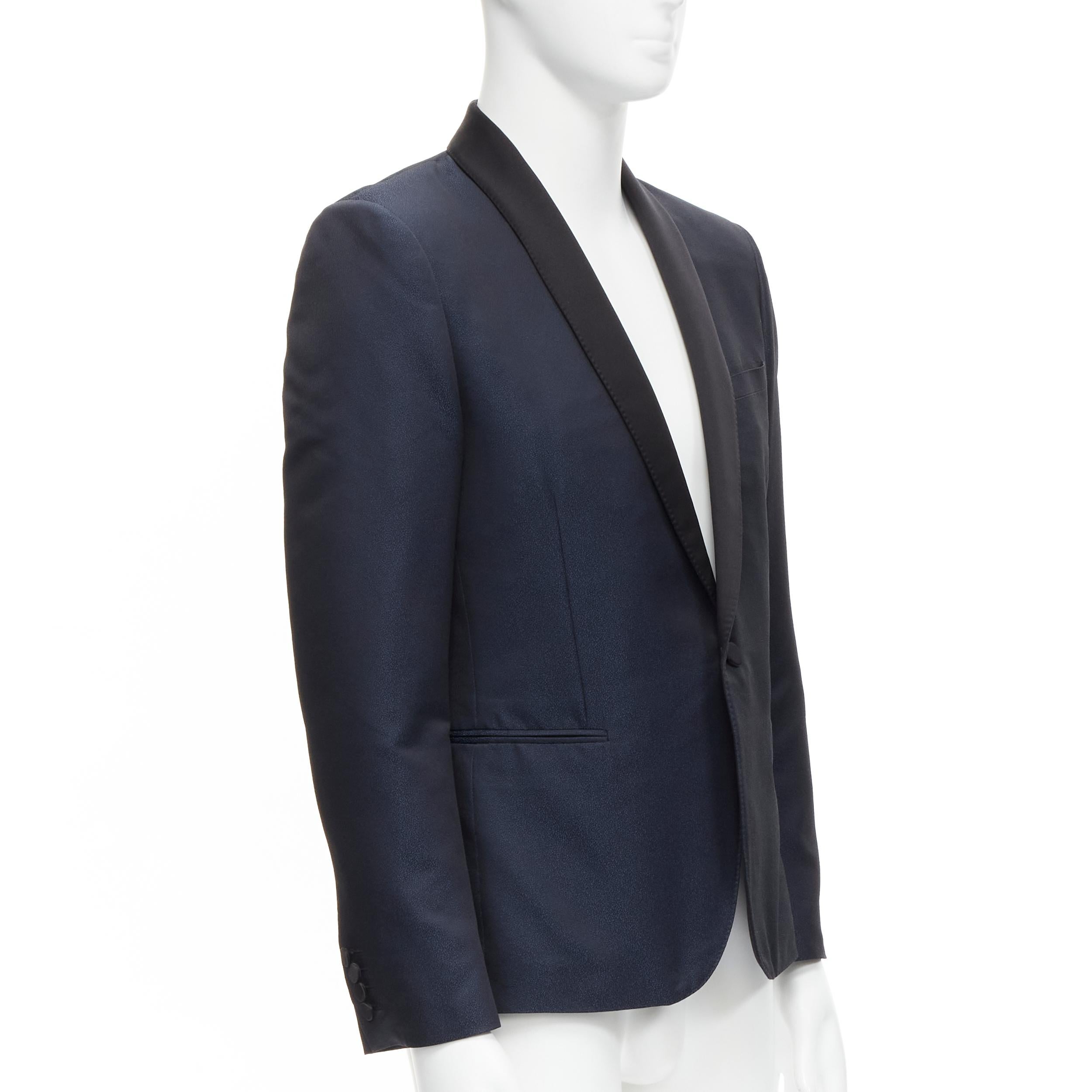 SAINT LAURENT Marineblauer Smoking-Blazer aus strukturiertem Satin mit Metallic-Textur EU50 L (Schwarz) im Angebot