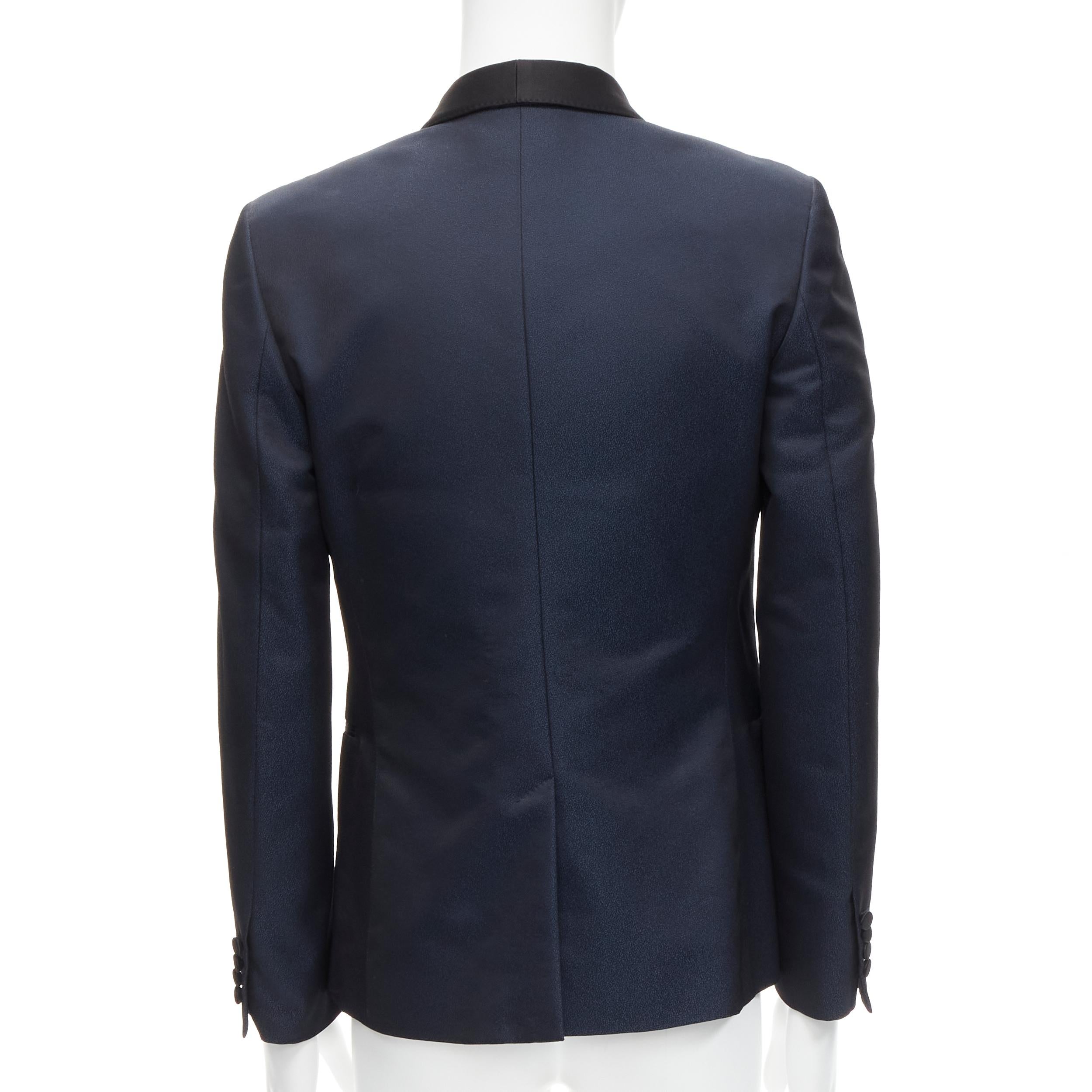 SAINT LAURENT Marineblauer Smoking-Blazer aus strukturiertem Satin mit Metallic-Textur EU50 L im Angebot 1