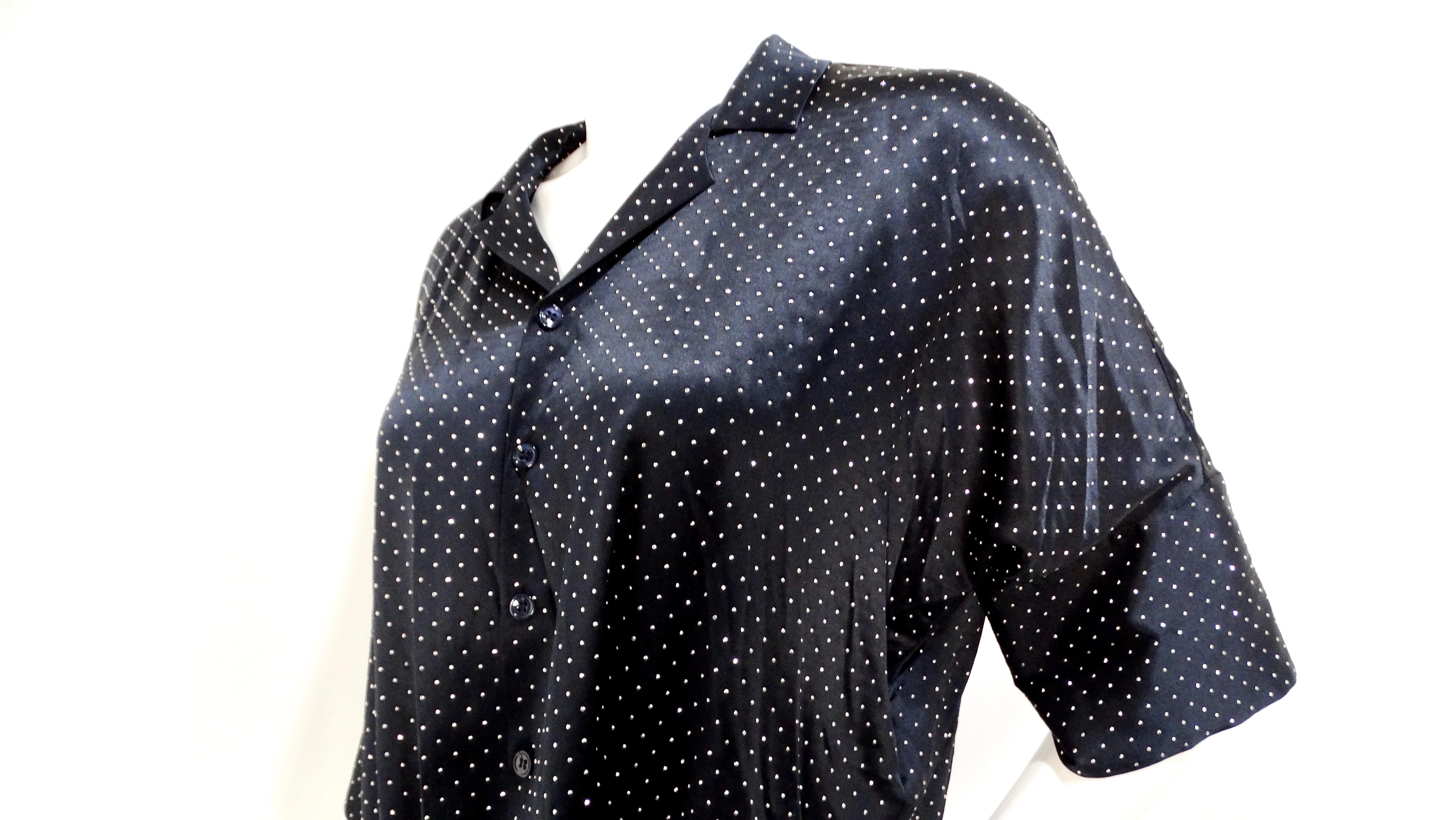 Saint Laurent Marineblaue Seidenbluse mit Knopfleiste und silbernen Nieten im Zustand „Gut“ im Angebot in Scottsdale, AZ