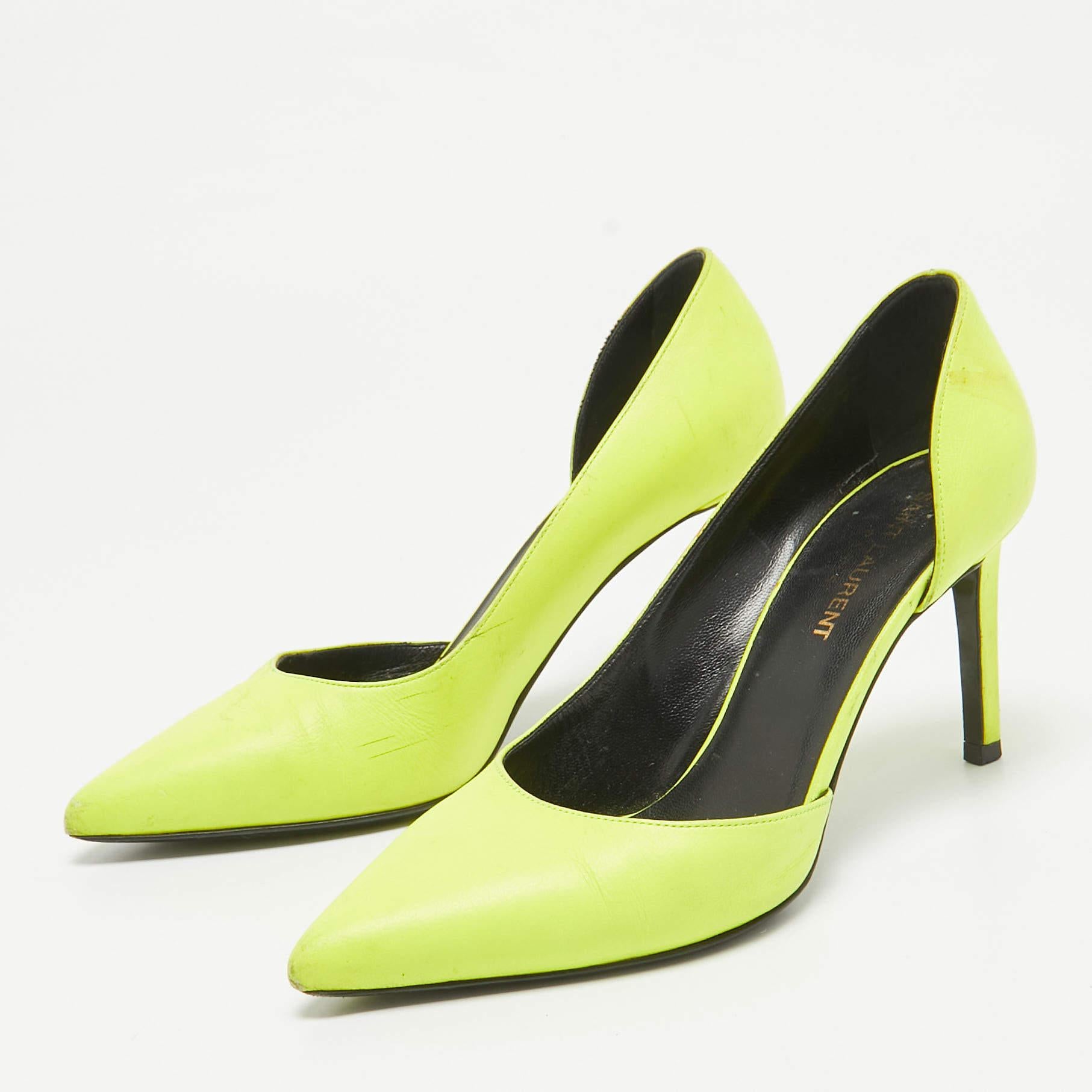 Faites preuve de chic avec ces escarpins de créateur. Ils présentent des talons robustes et des semelles durables, parfaits pour vos sorties à la mode.