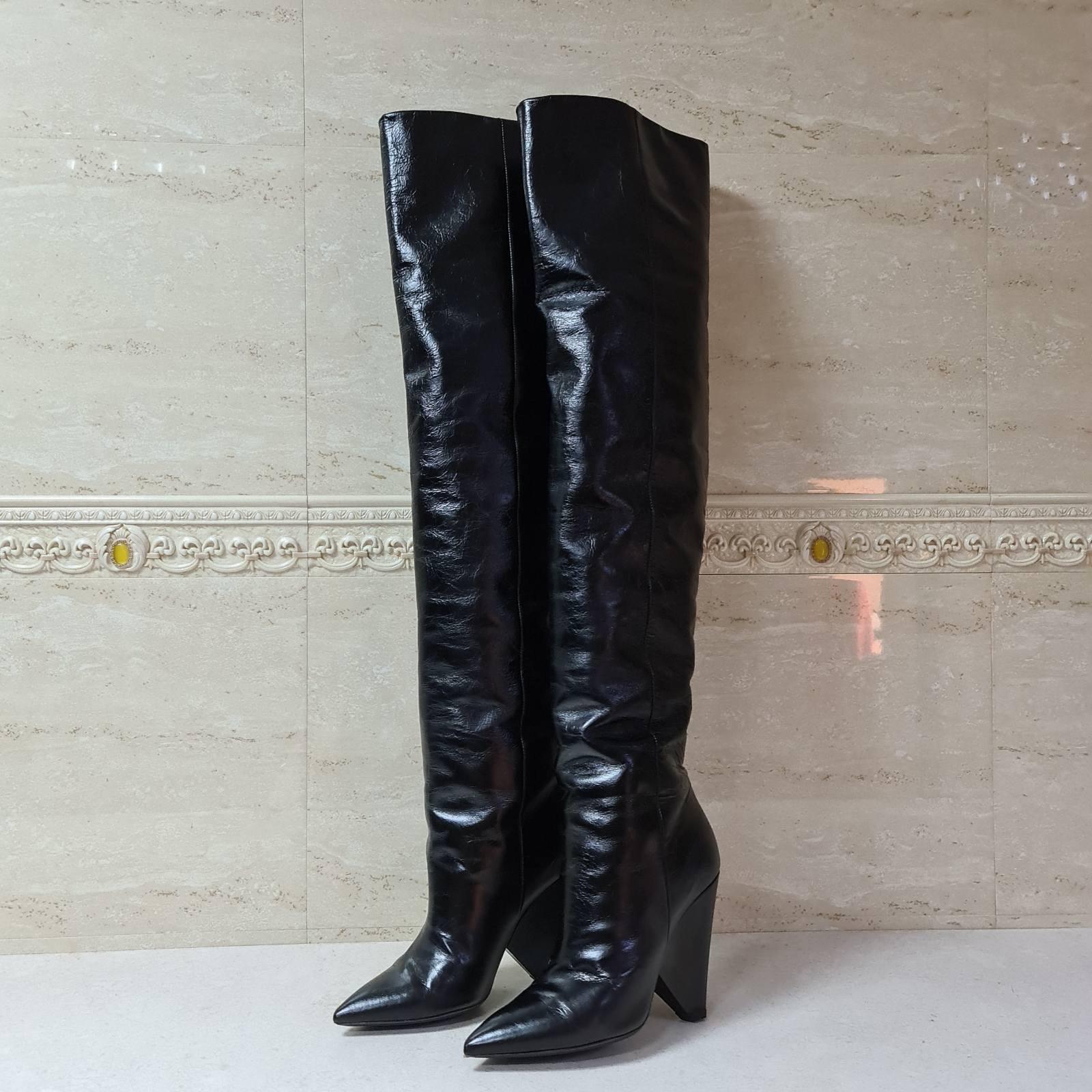 Saint Laurent Niki Stiefel für Frauen. 
Schwarzes Leder. 
Größe 36 EU. 
Gebrauchter guter Zustand. 
Saint Laurent, in den 1960er Jahren von dem berüchtigten Designer Yves Saint Laurent geschaffen, ist eine Säule der Eleganz in der Welt des Luxus und