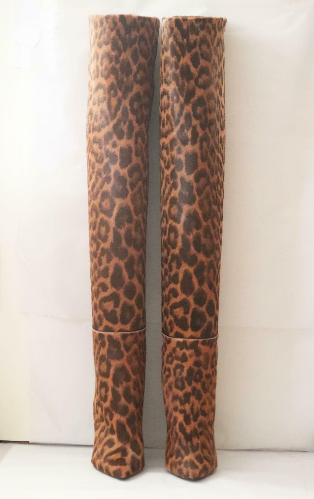Saint Laurent Niki Leopard Print Kalbshaar-Kniestiefel (Schwarz)