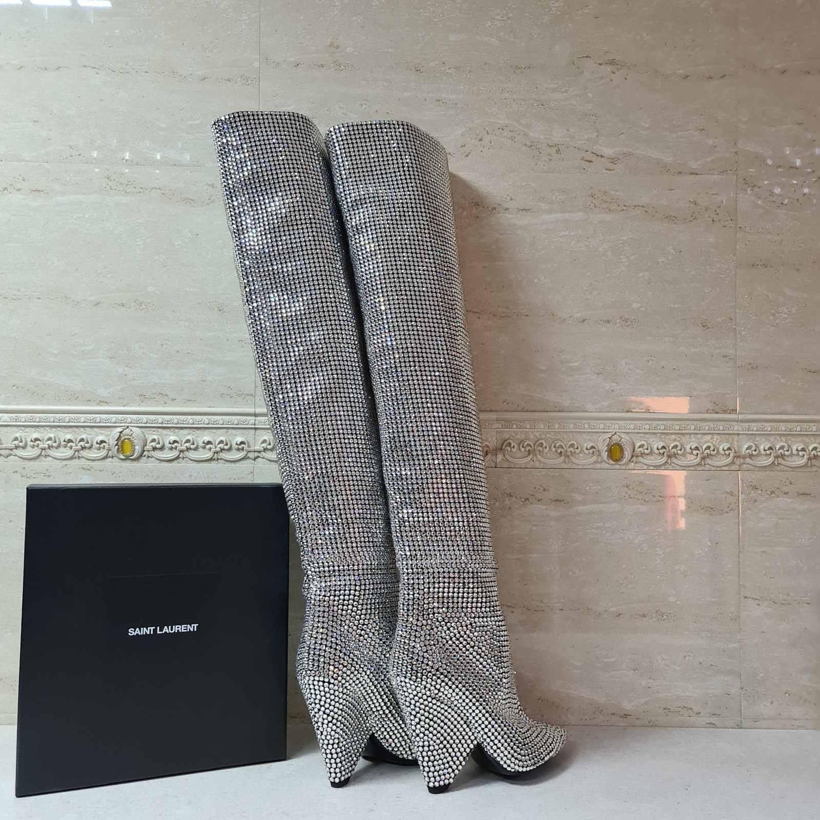 SAINT LAURENT Niki Kniestiefel aus Leder mit Swarovski-Kristallbesatz im Zustand „Neu“ in Krakow, PL
