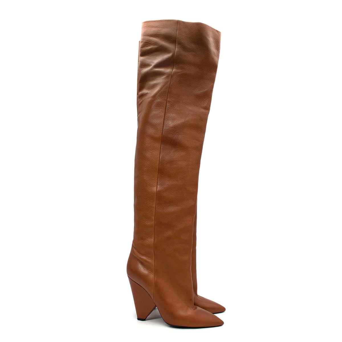 Saint Laurent Nikki Tan Leder über das Knie Stiefel
 

 - Hellbraune kniehohe Stiefel aus Glattleder mit konisch geformtem Absatz und leicht spitzer Spitze
 - Ziehen Sie 
 

 MATERIALIEN 
 100% Leder 
 

 Hergestellt in Italien 
 

 BITTE BEACHTEN