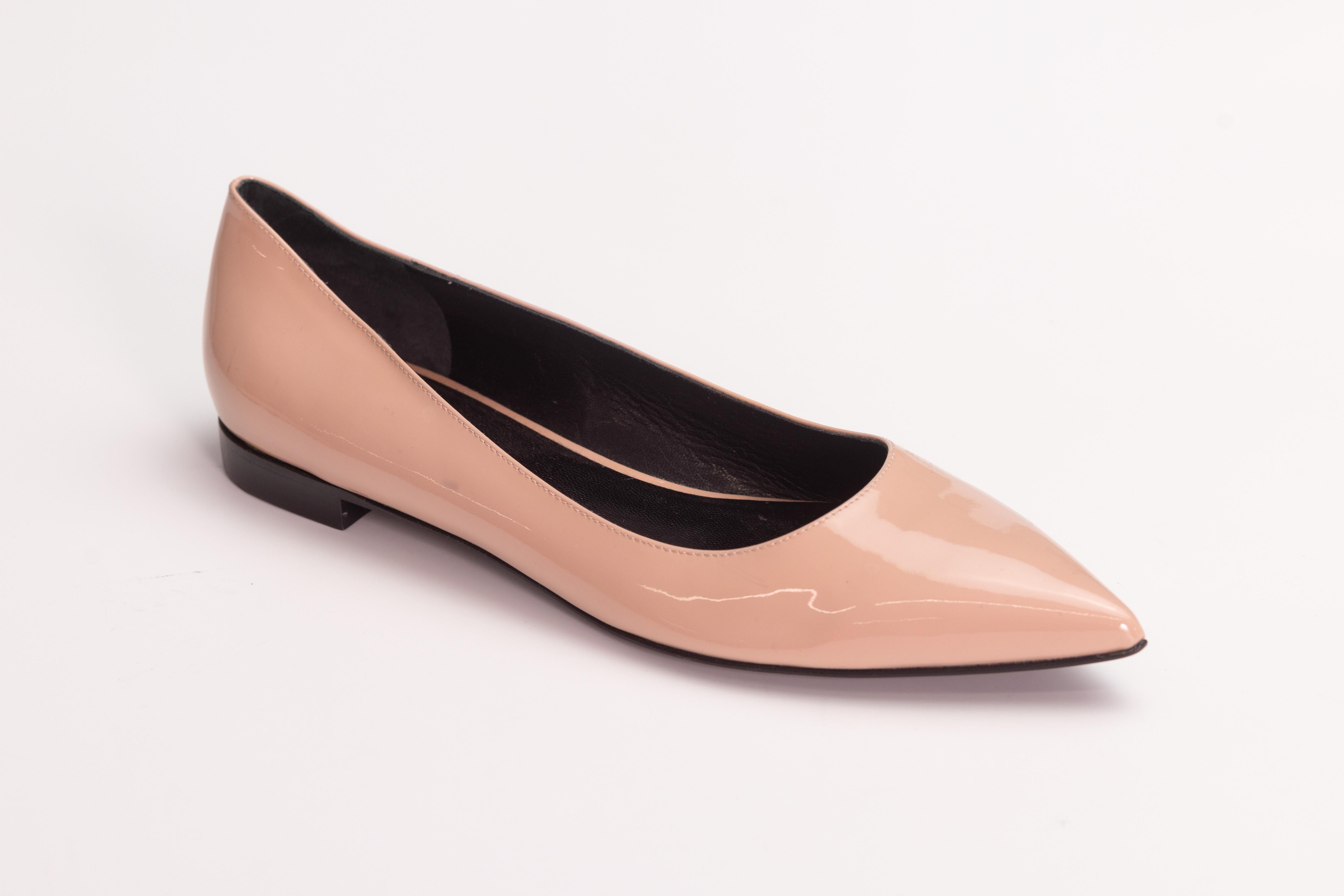 Color: Nude
Material: Patent leather
Item Code: 359226
Size: 41 EU
Condition: Very good. Faint hairline scratches. Scratches to the under soles.
Comes with: Dust bag

Made in Italy