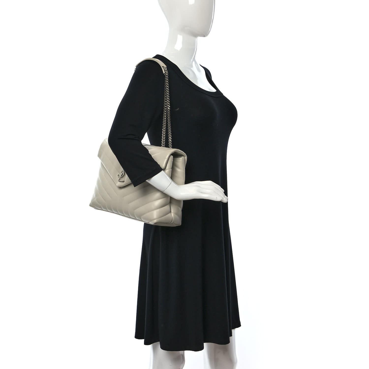 SAINT LAURENT OFF-WHITE MATELASSÉ LEATHER LOULOU SHOULDER BAG MEDIUM

This Saint Laurent bag is made of off-white matelassé calfskin leather with chevron quilting. It features silver-tone hardware, a tonal YSL monogram at the front flap, a