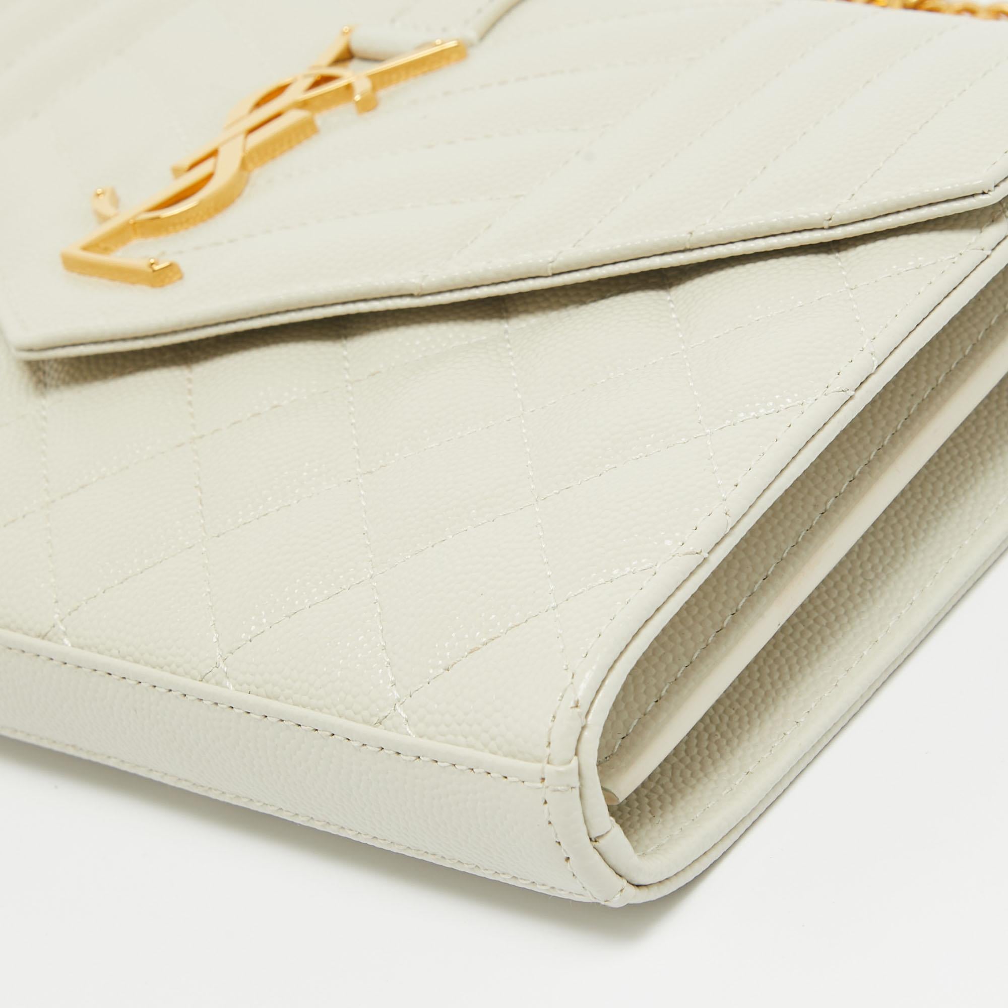Saint Laurent Off White Mixed Gestepptes Leder Monogramm Umschlag Brieftasche an Kette in Weiß im Zustand „Hervorragend“ im Angebot in Dubai, Al Qouz 2