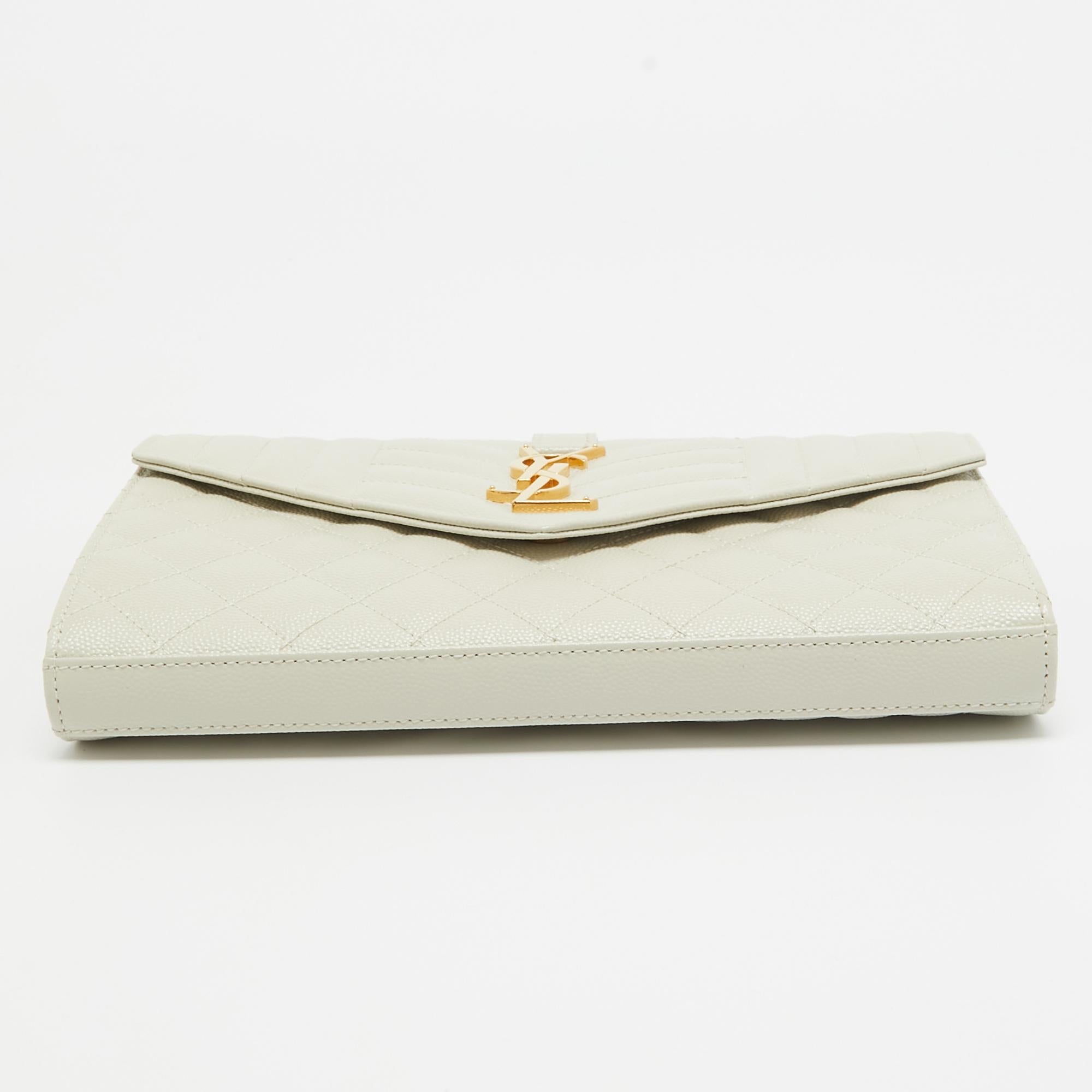 Saint Laurent Off White Mixed Gestepptes Leder Monogramm Umschlag Brieftasche an Kette in Weiß im Angebot 5