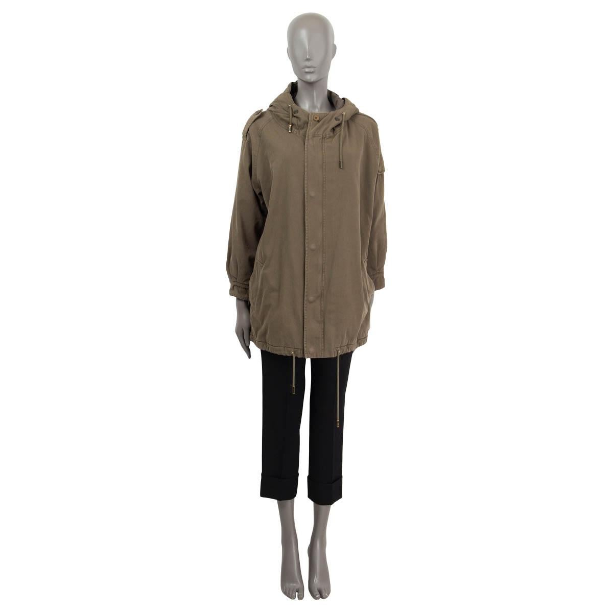 100% authentic Saint Laurent 2015 oversized parka in olive green cotton (100%). Features raglan long sleeves (sleeve measurements taken from the neck), epaulettes at the shoulders and buttoned cuffs. Opens with push buttons and a zipper on the