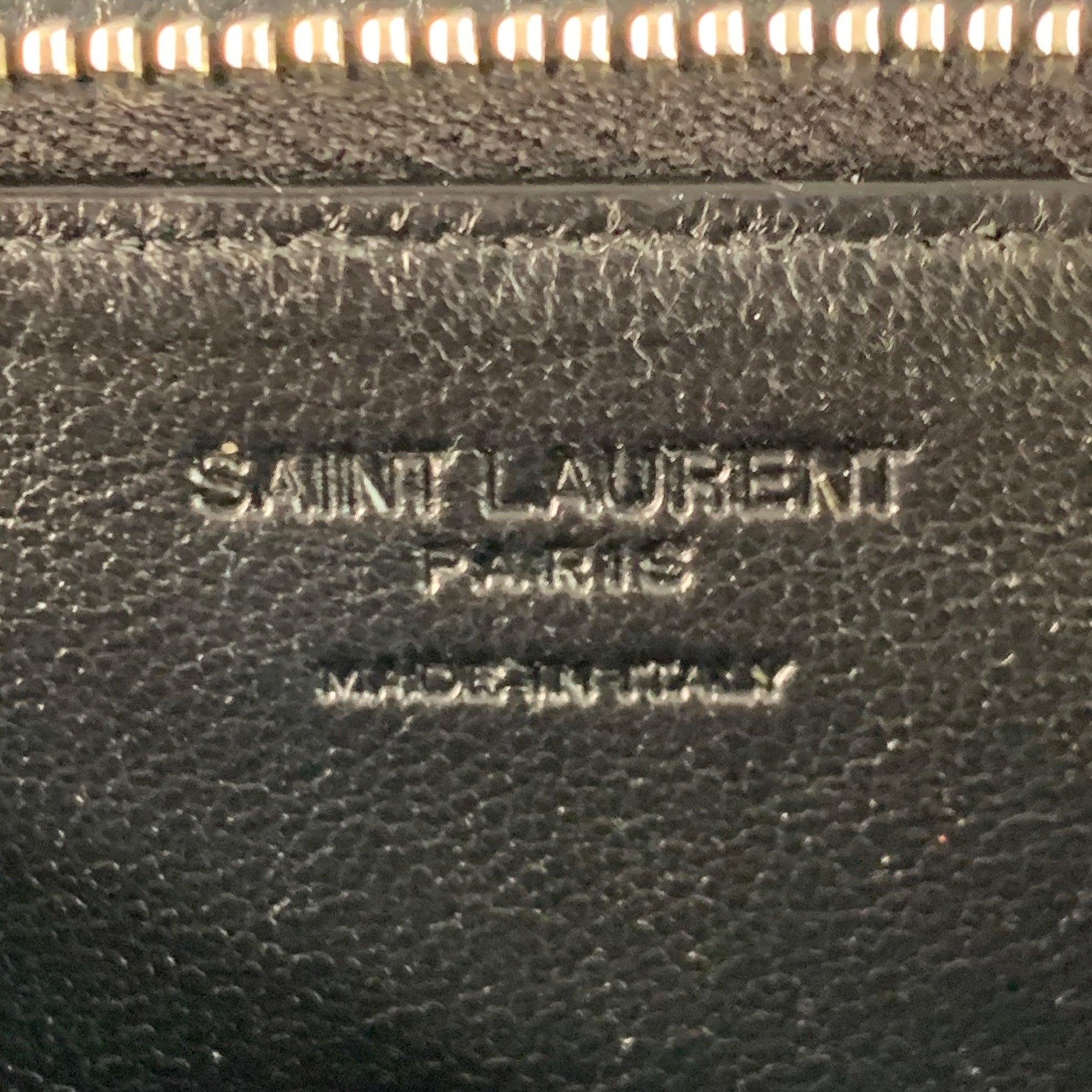 SAINT LAURENT One Size Black Silver Pebble Grain Leather Zip Wallet Handbag en vente 2