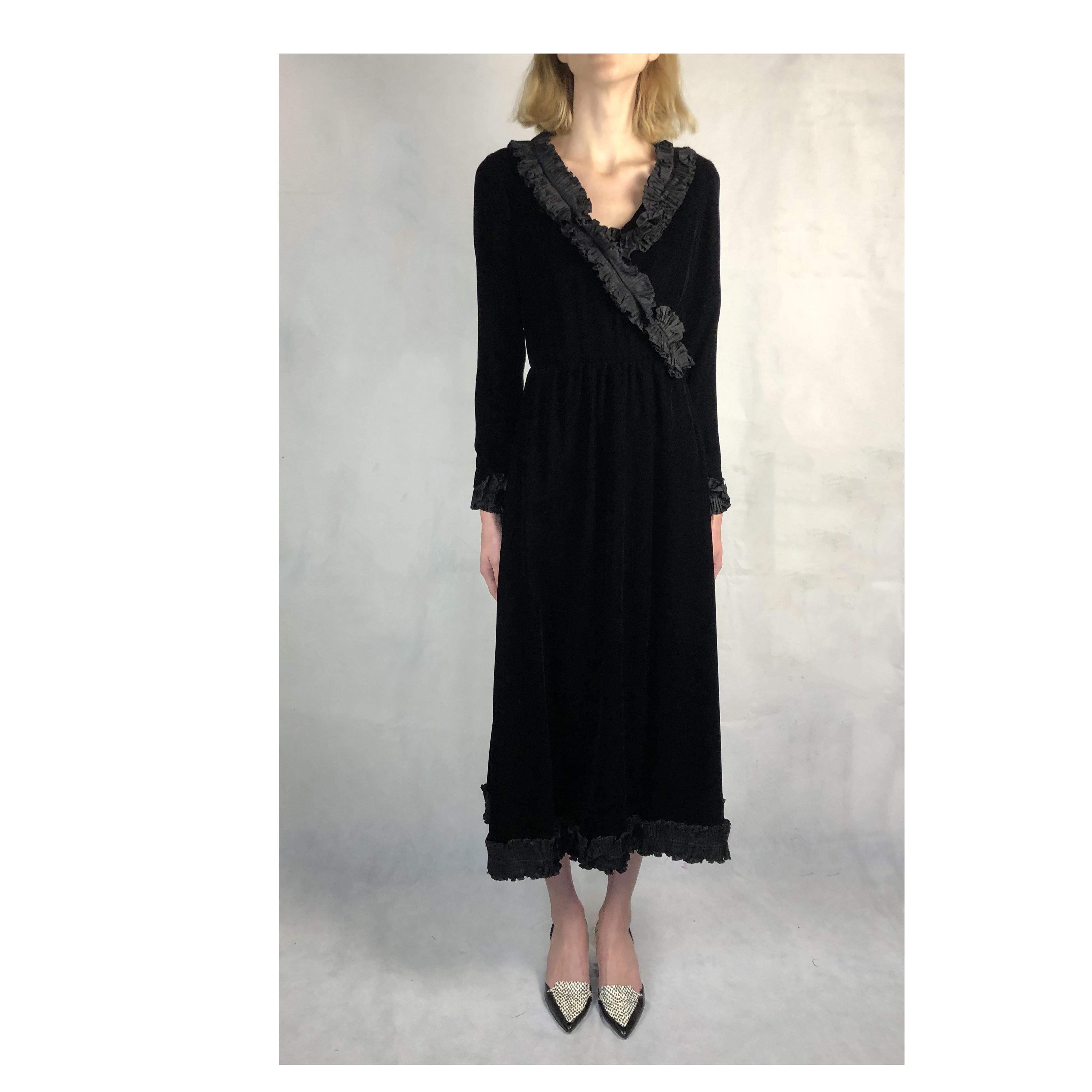 Saint Laurent opera collection black iridescent velvet evening dress. C.1970s For Sale 3