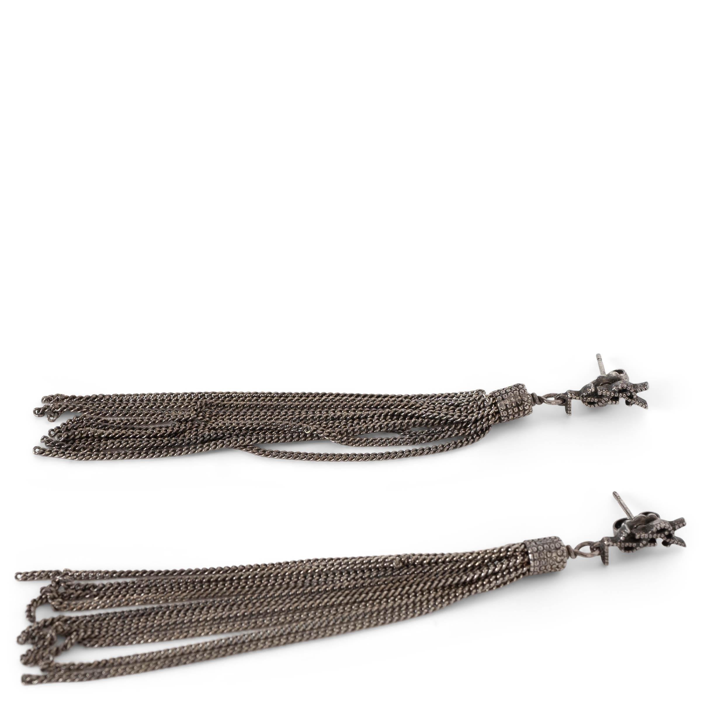 Questi orecchini Saint Laurent Loulou, autentici al 100%, in ottone argentato ossidato, emanano un'eleganza senza sforzo con un tocco audace. Caratterizzati dall'iconico Monogram di YSL nella parte superiore, si trasformano in delicate nappe a