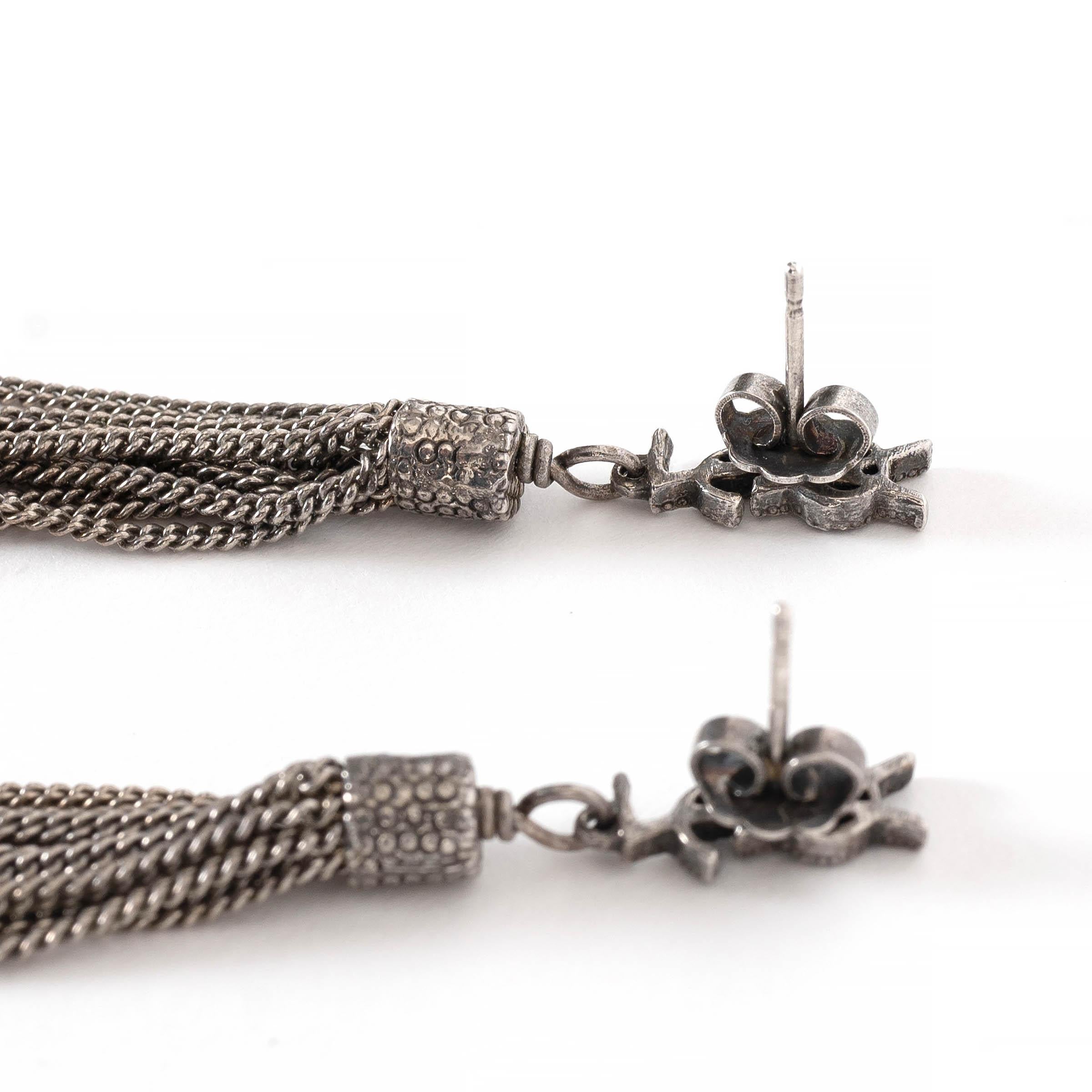 SAINT LAURENT Orecchini a goccia LOULOU CHAIN in ottone ossidato e tonalità argento in vendita 1
