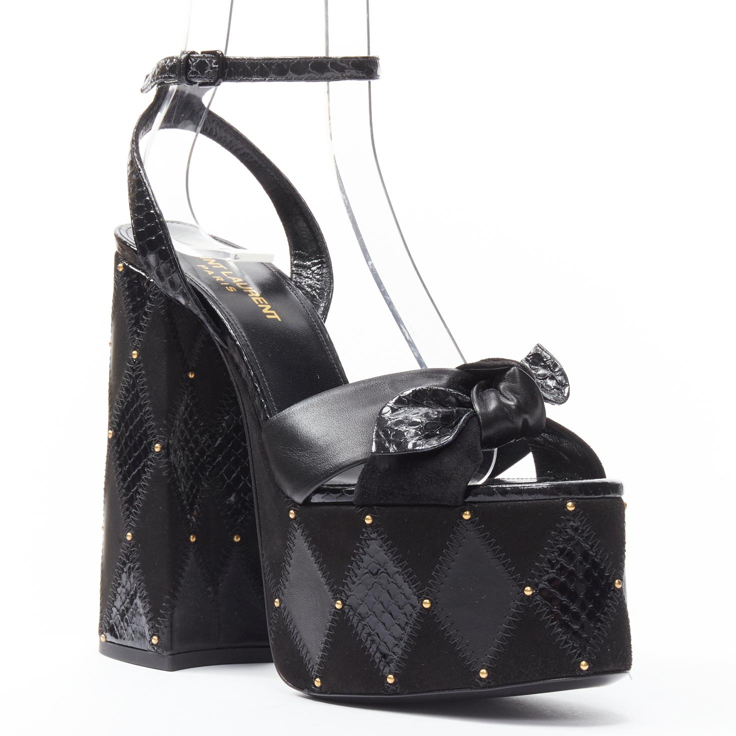 SAINT LAURENT Paige 85 Runway black patchwork stud platform sandals EU38
Reference: TGAS/E00638
Brand: Saint Laurent
Designer: Anthony Vaccarello
Model: Paige 85
Collection: Runway
Material: Suede, Leather
Color: Black, Gold
Pattern: