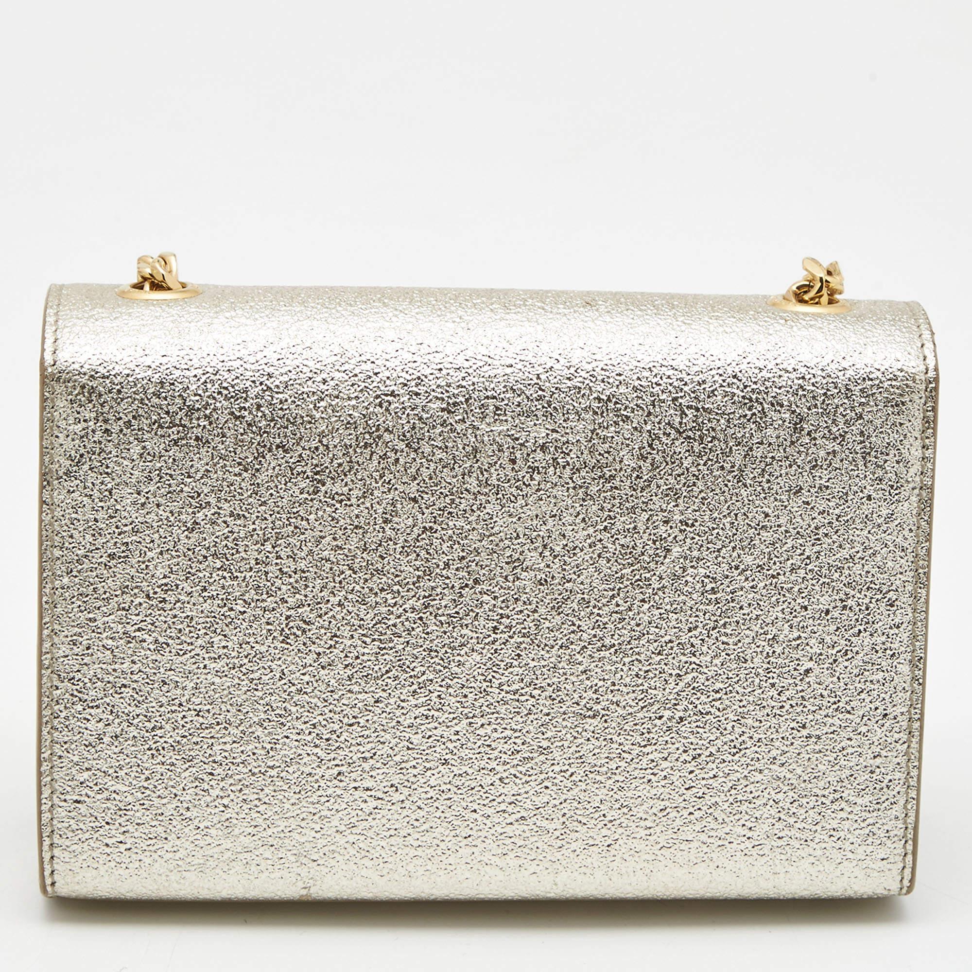 Designer bags are ideal companions for ample occasions! Here we have a fashion-meets-functionality piece crafted with precision. It has been equipped with a well-sized interior that can easily fit all your essentials.

