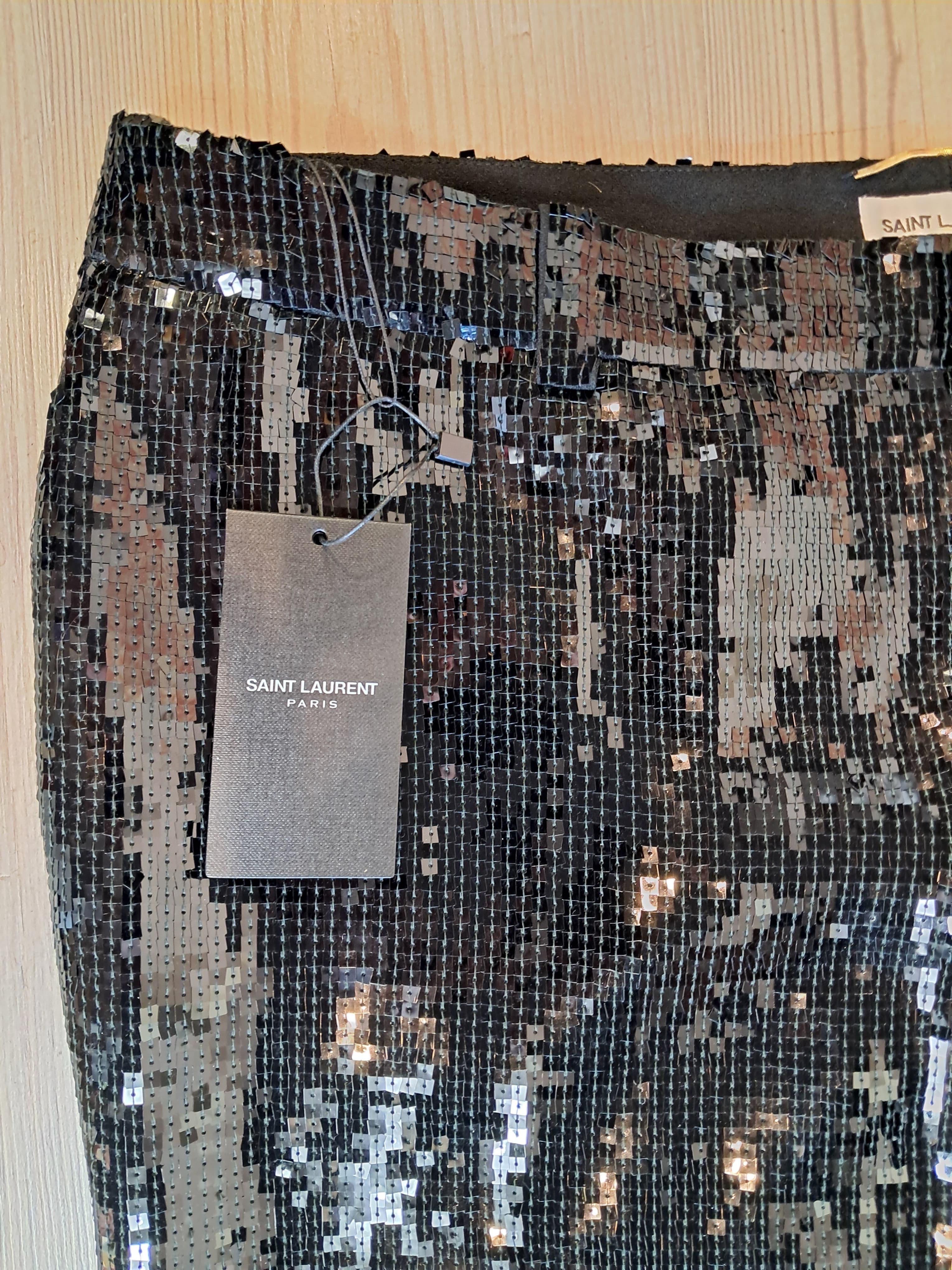 Saint Laurent Hose aus Pailletten.
Größe 46 F
Taille 48 cm.
Länge 95 cm.
Stoff 53% Acetat, 47% Viskose.
Bestickung 100% Polyester.
Futter 100% Seide.
Taschenfutter 100% Baumwolle.
Neu mit Etikett