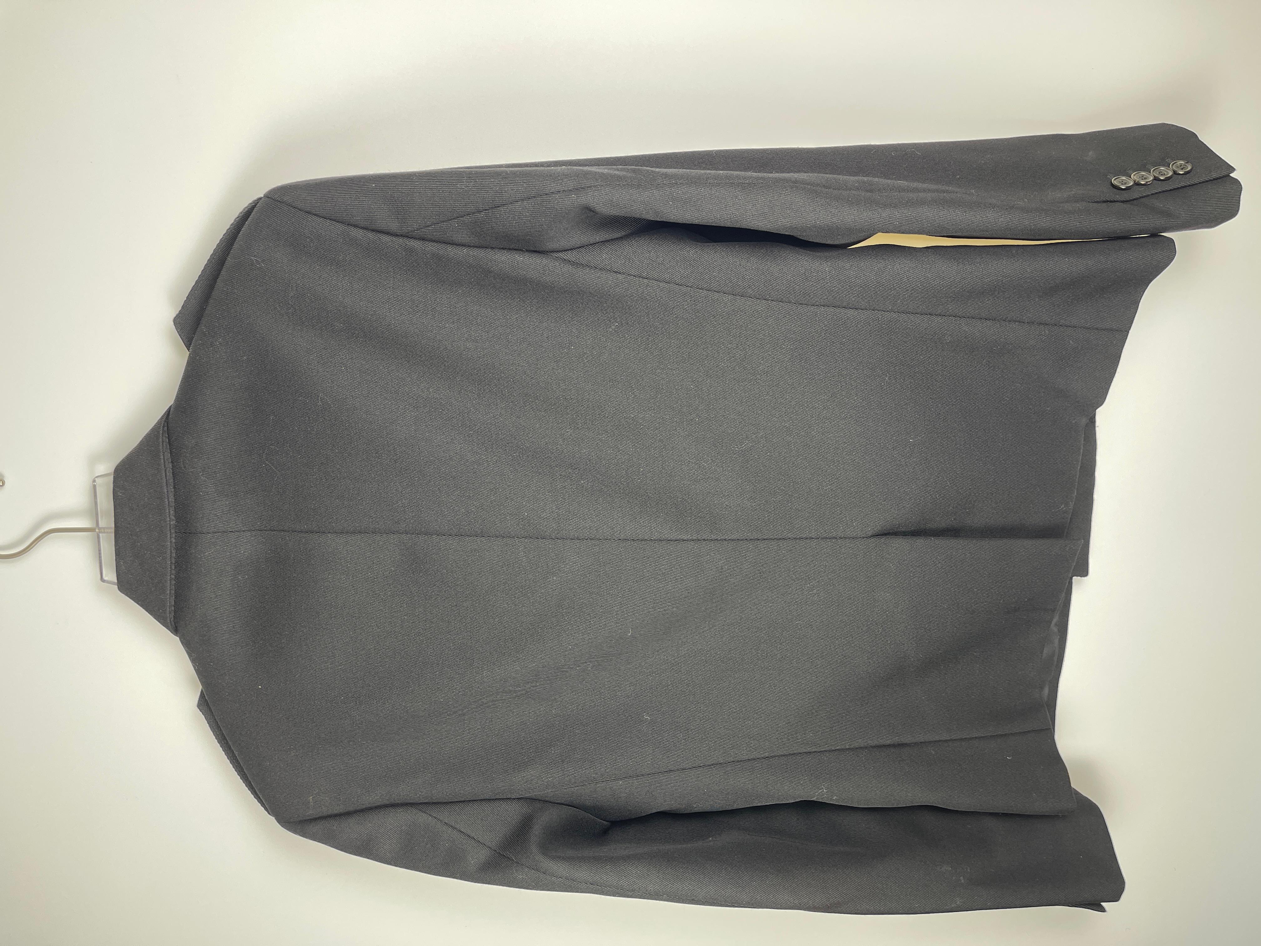 Une pièce de l'époque de Hedi Silhouette, une silhouette élégante avec une doublure en soie et coton.

Taille : La taille indiquée est de 50, mais elle conviendrait à la fois à une taille moyenne et à une taille grande.

Condit : Tous les articles