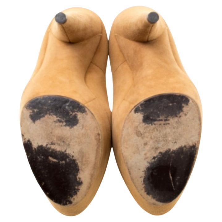 Vous allez certainement adorer ces magnifiques escarpins de Saint Laurent Paris, car ils sont bien construits et tout à fait magnifiques ! Confectionnées en daim beige, elles sont dotées de semelles compensées, de talons de 15 cm et de semelles