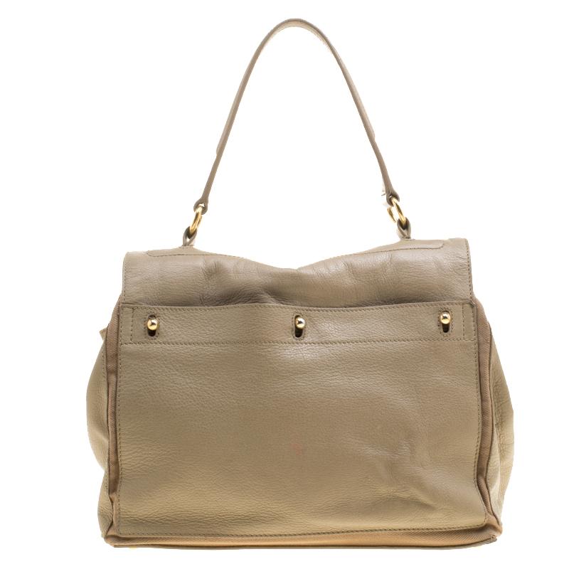 Make everyone nod in approval when you step out swaying this Saint Laurent satchel. It has been crafted from beige leather and held by a single top handle. The bag has a flap that leads to a spacious canvas interior and it is perfectly made whole by