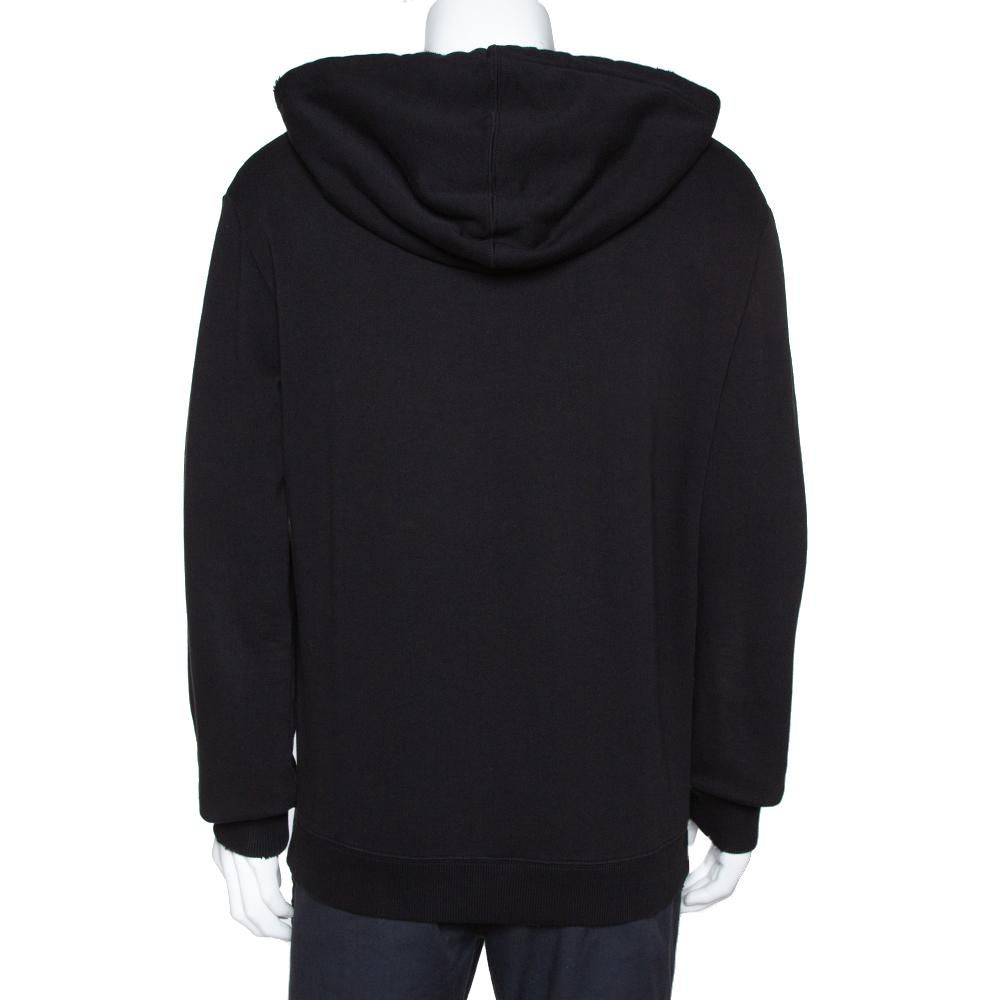 This hoodie by Saint Laurent is a great pick for a relaxed day. It is crafted from cotton to keep you comfortable. It features long sleeves and Animalier Signature on the front. The hoodie is an absolute style statement and an example of exquisitely