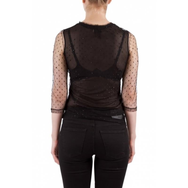 Questa creazione nera di Saint Laurent Paris presenta dettagli femminili e lusinghieri. Sfoggia un corpo in rete impreziosito da perline. Ha uno scollo rotondo e maniche a quarti. Sarà favoloso con jeans slim fit e tacchi a spillo.