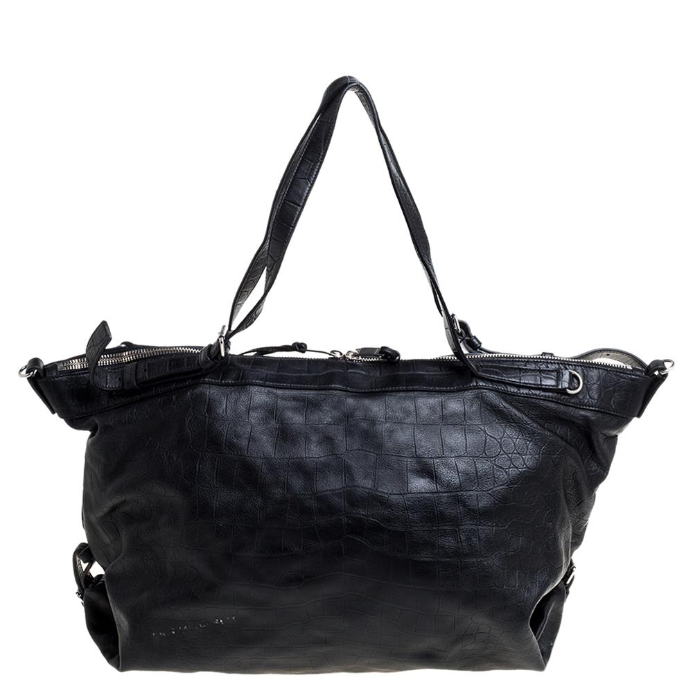 Remarkable for its brilliant craftsmanship, this bag from Saint Laurent will upgrade your style quotient. Make a stunning addition to your accessory collection with this rich and fabulous croc-embossed leather bag. The quality fabric lining ensures