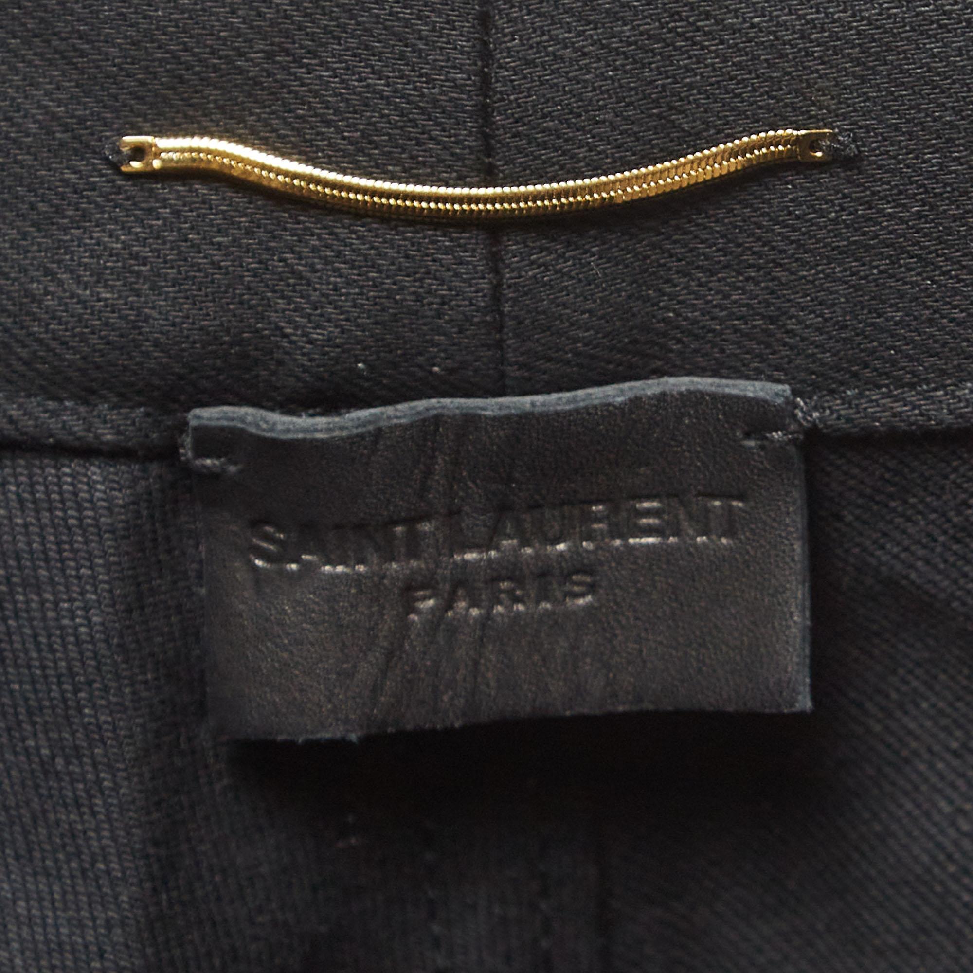 Saint Laurent Paris Schwarze Denim-Shorts aus Rohkante mit Rohkante und S-Taille 24'' im Zustand „Gut“ im Angebot in Dubai, Al Qouz 2
