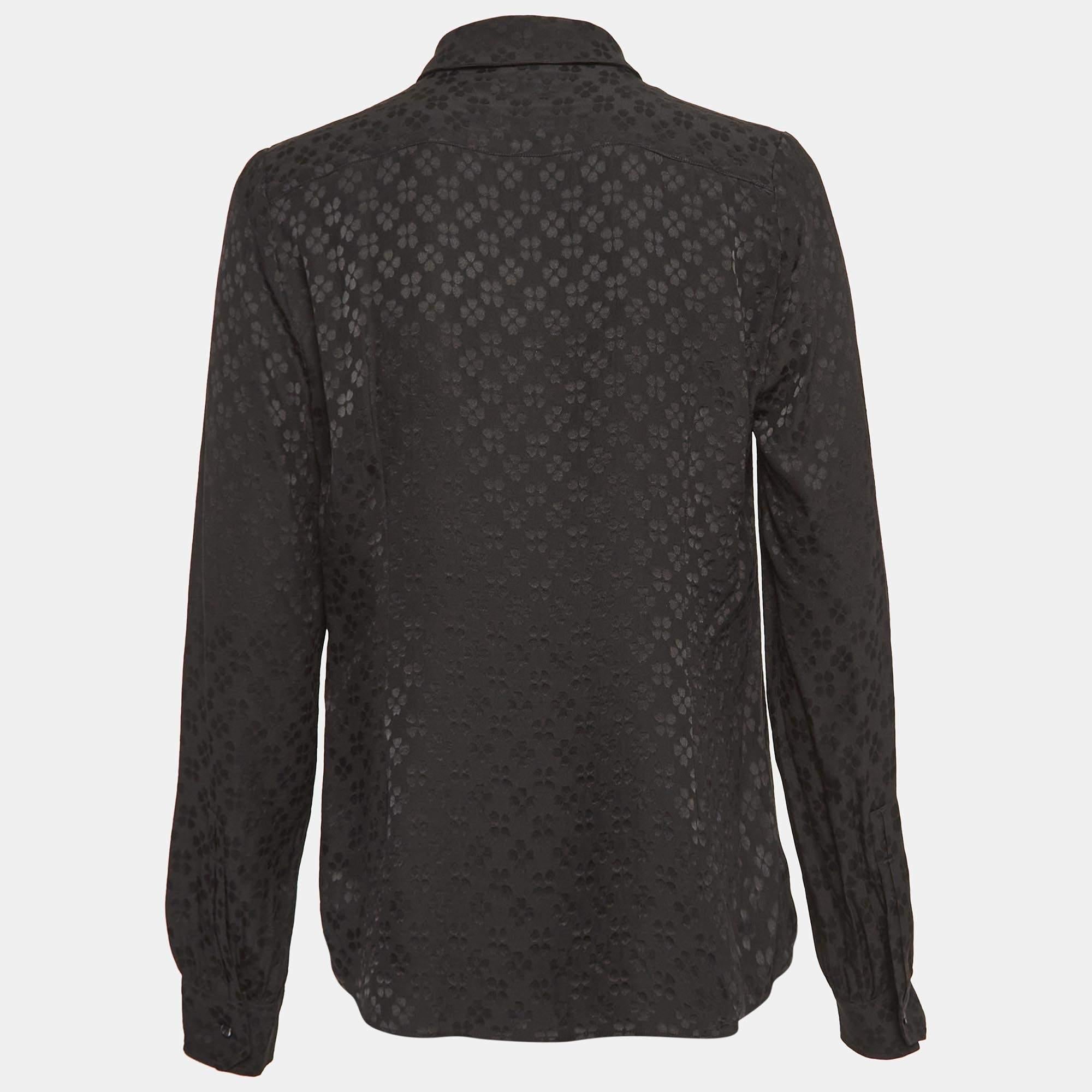 Scopri l'essenza dello stile e del comfort in questa camicia di Saint Laurent. Il design meticoloso coniuga armoniosamente il lusso con la funzionalità, rendendolo la scelta definitiva per un look alla moda ma rilassato.