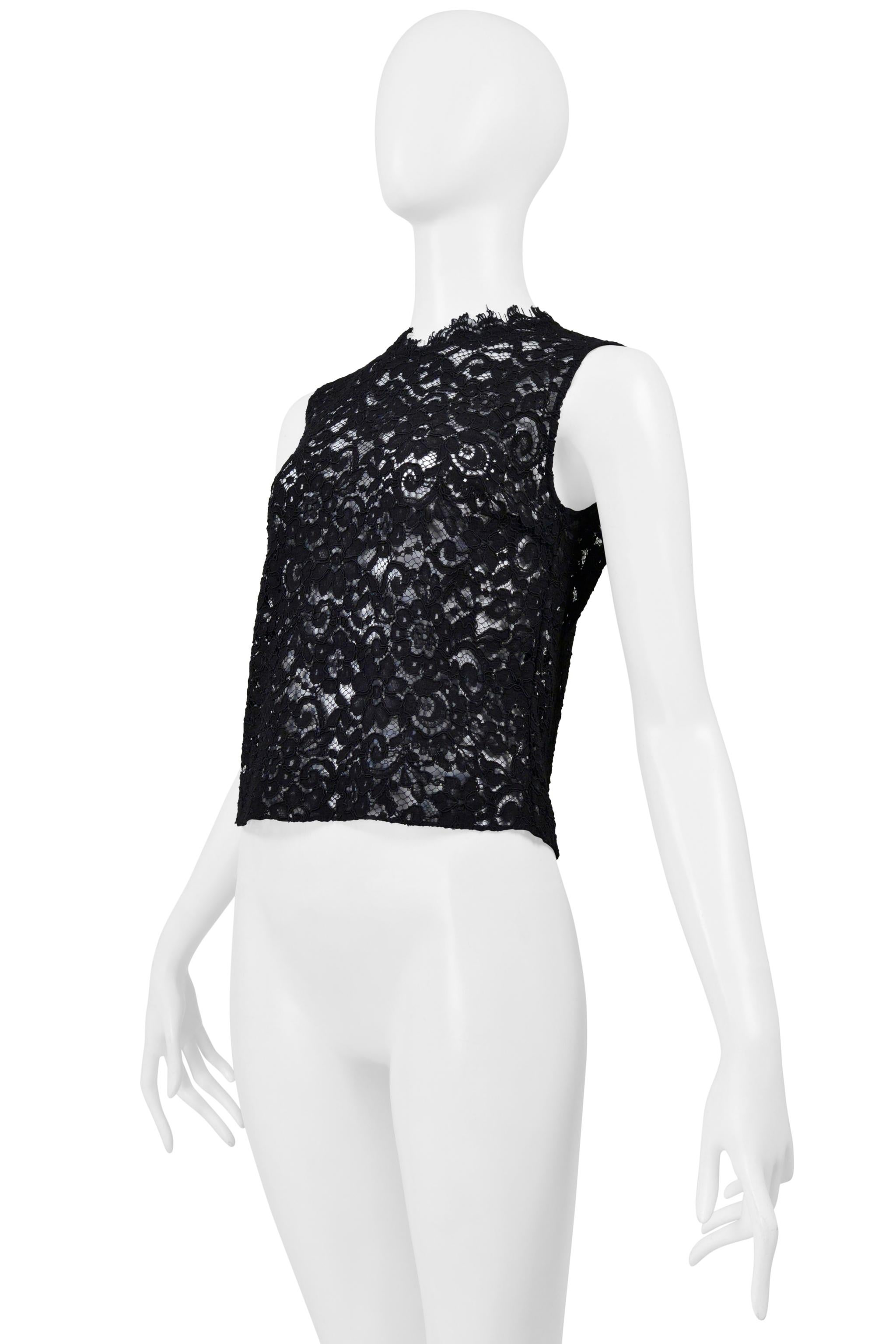 Resurrection Vintage è entusiasta di presentare un top in pizzo nero di Saint Laurent Paris, caratterizzato da uno stile a canotta e da una schiena a strappo con passante e bottone. 

Saint Laurent Parigi 

Dimensioni: F34
Fabrice 1: 58% Cotone, 25%