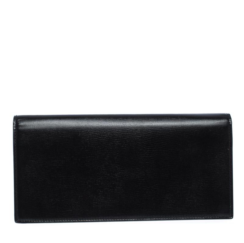 With this classy wallet from Saint Laurent Paris, your essentials need not be mundane anymore. Durable and long-lasting, this wallet is crafted from fine quality leather. It comes in a classic shade of black and features a front flap with the iconic