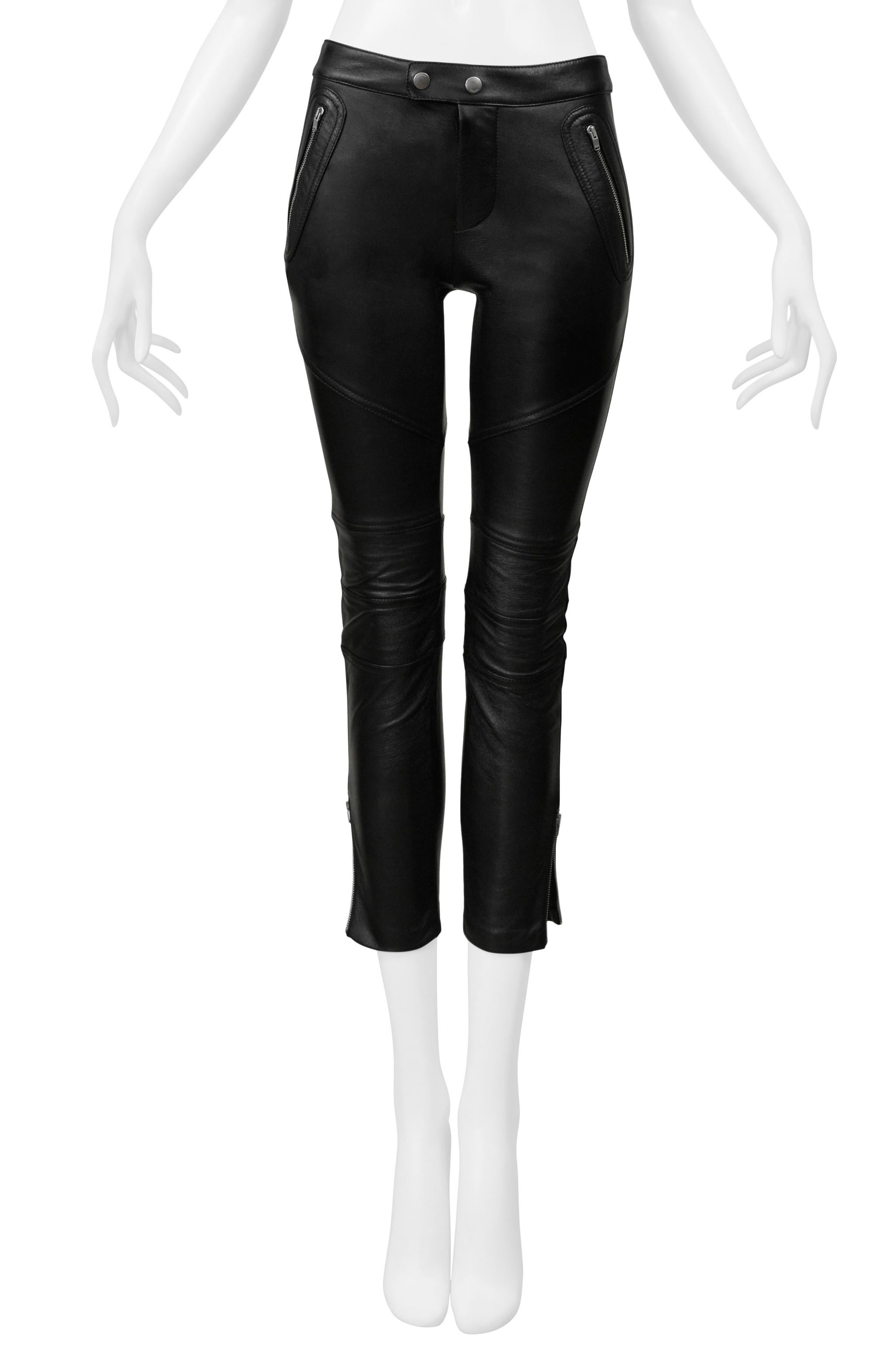 Resurrection Vintage a le plaisir de vous présenter une paire de pantalons moto en cuir noir extensible de Saint Laurent Paris avec des détails de surpiqûres aux genoux et aux cuisses, une coupe ajustée, des fermetures éclair argentées aux