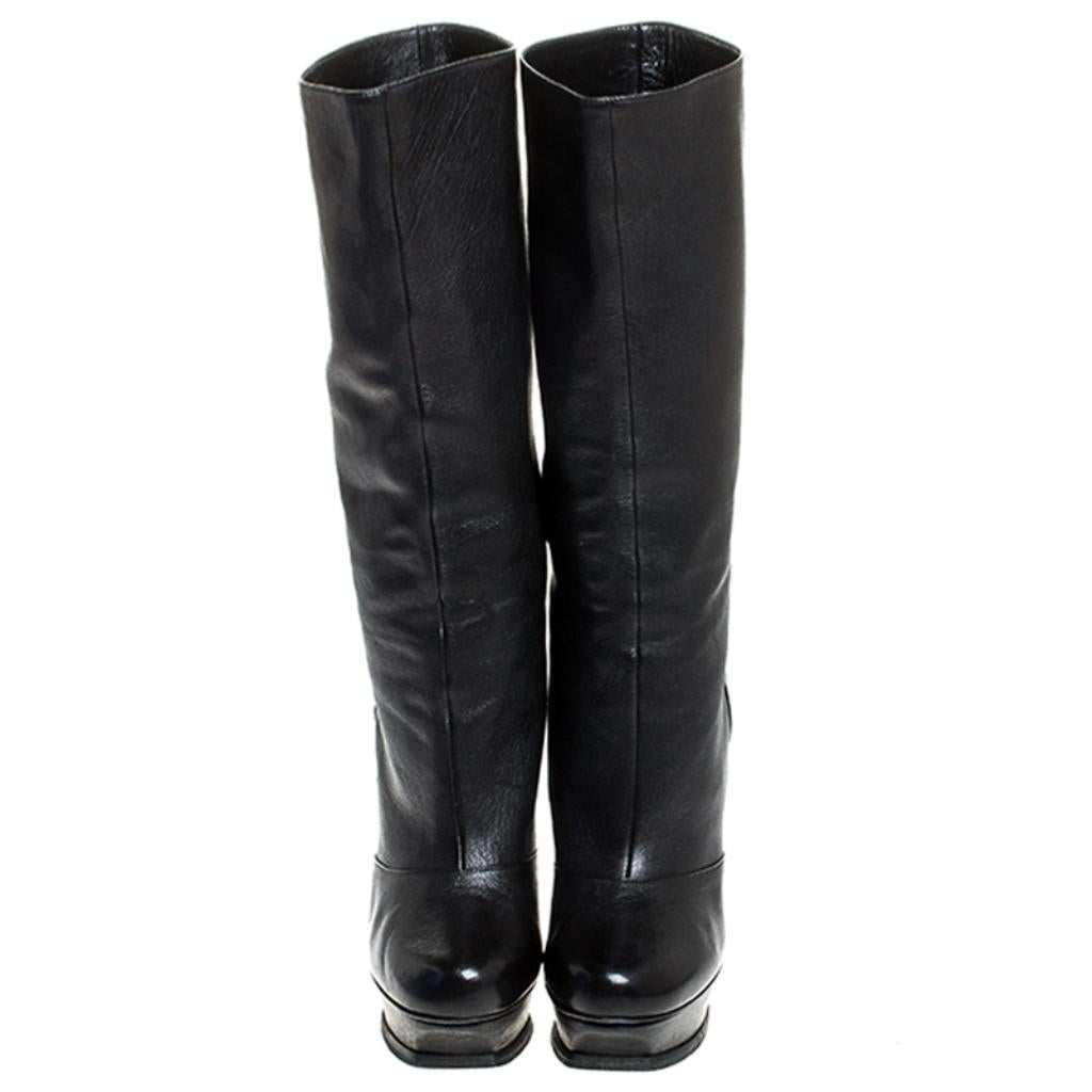Sharp and chic, these Tribute mid-calf boots from Saint Laurent Paris are crafted in Italy and made of black leather. They have been designed to deliver style and glamour. They come with 14.5 cm heels, platforms, leather lining, insoles and soles.
