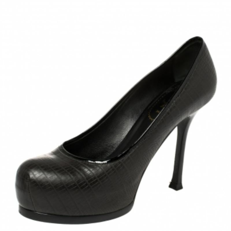 Fashionable and chic, these Tribtoo pumps from Saint Laurent will cut an alluring silhouette from day to night. Crafted from lizard-embossed leather, the timeless pumps have a versatile black shade, concealed platforms, and 10.5 cm heels.