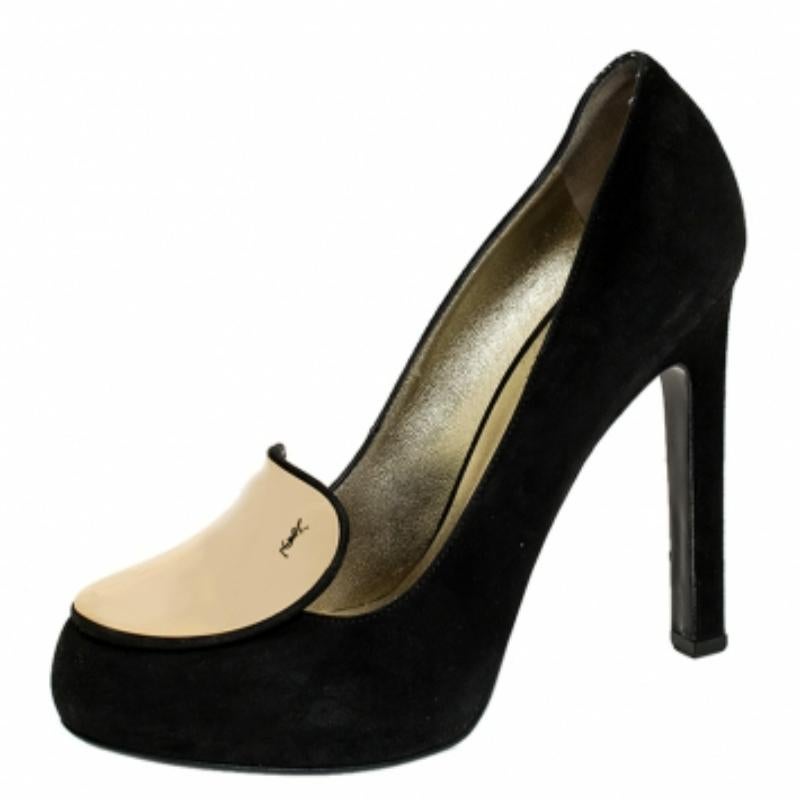 Cette paire d'escarpins Saint Laurent Paris ajoute une touche dramatique à votre look. Confectionnées en daim, elles sont dotées d'une plaque de marque en métal doré et du logo YSL emblématique sur l'empeigne, pour une touche de glamour.  Ils sont