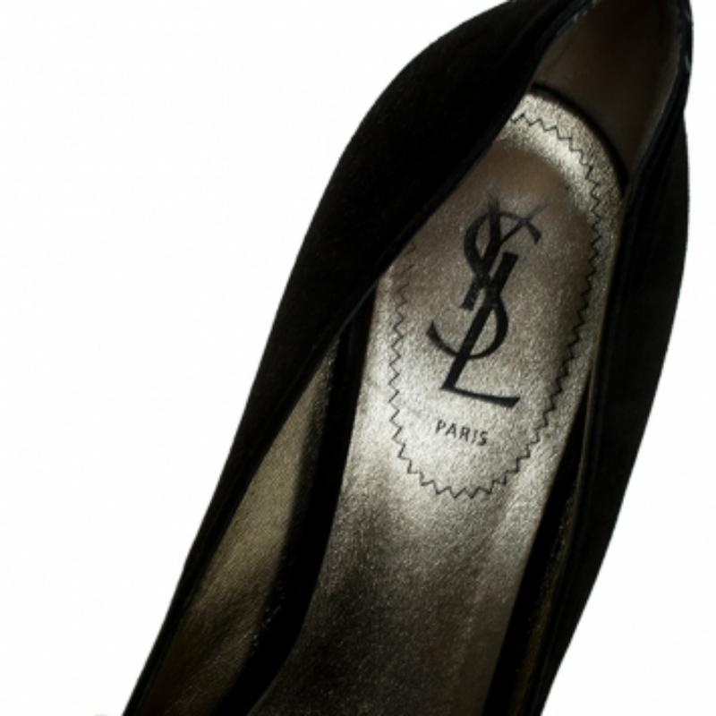 Saint Laurent Paris Black Metal Plaque Suede Catherine Pumps Size 39 Bon état - En vente à Dubai, Al Qouz 2