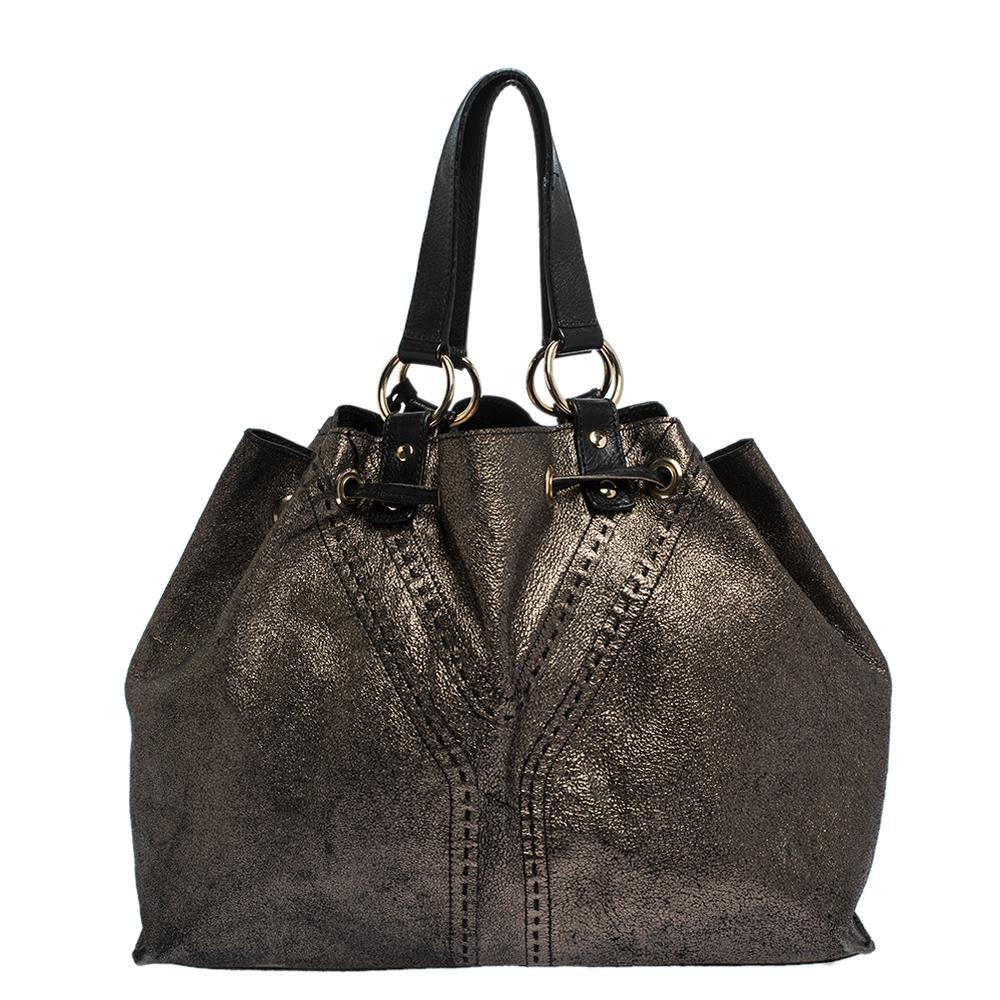 This Double Sac Y tote bag comes from Saint Laurent Paris and it will definitely make your outfit more interesting! It is crafted in Italy from quality leather. It comes in lovely hues of black and metallic. This large reversible tote is finished