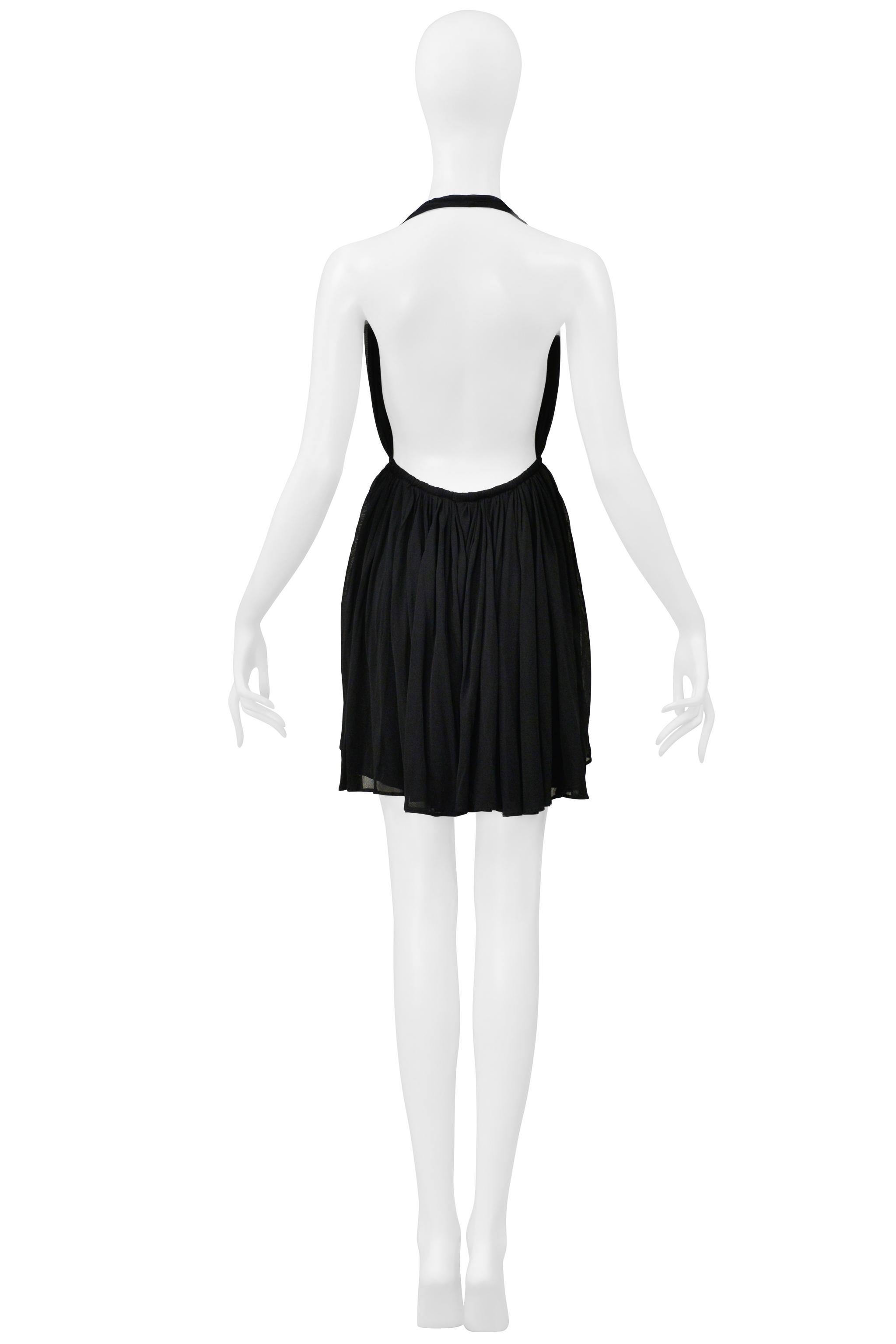 Resurrection Vintage ist begeistert, ein Saint Laurent Paris by Anthony Vaccarello schwarzes Mini-Göttin-Kleid anbieten zu können. Es hat einen tiefen Ausschnitt, einen Neckholder, einen niedrigen offenen Rücken, einen vollen Faltenrock, einen