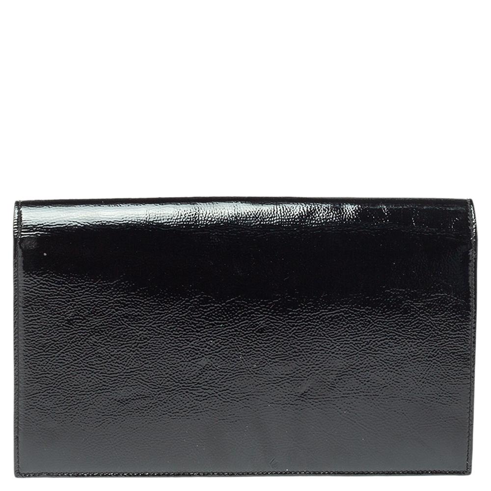 Meticulously crafted from black-hued patent leather, this Saint Laurent Paris Kate clutch exudes just the right amount of sophistication. The clutch features a gold-tone YSL logo on the front flap and a fabric-lined compartment to store all your