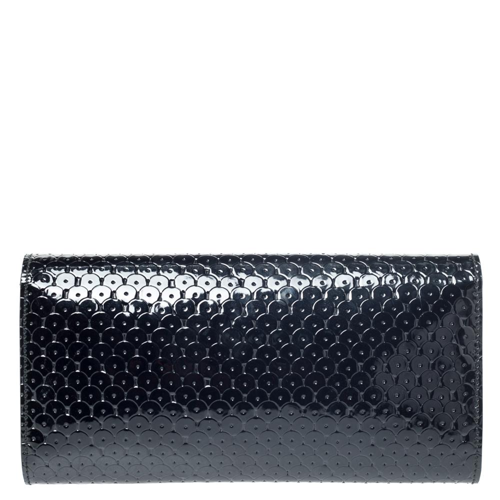 Saint Laurent brings us this gorgeous Muse clutch that has been crafted from patent leather and has a flap that opens up to an interior capable of carrying your essentials. The piece is complete with silver-tone hardware and can be teamed up with
