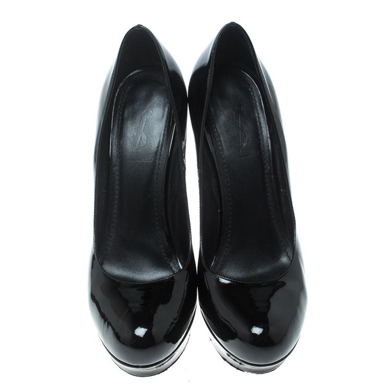 Have a remarkable day out with your friends while flaunting this pair of ravishing black pumps from Saint Laurent Paris. These Palais pumps are crafted from patent leather and feature round toes, comfortable leather lined insoles and 14 cm curved